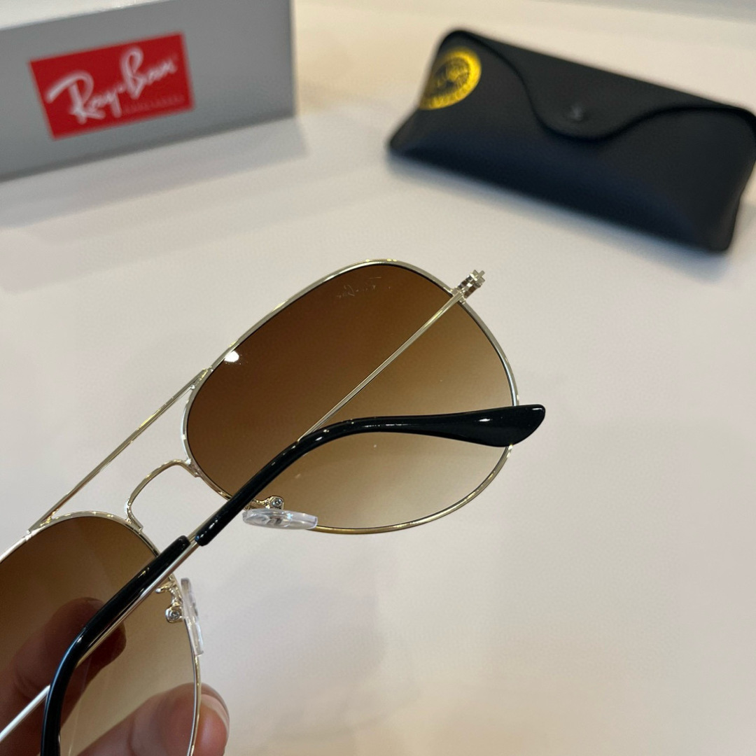 💰130¥
雷朋(RayBan)经典飞行镜系列
作为美国空军的标志之一,深受各大明星追捧始终引领世界潮流风向标,永不落时的风格、永无止境的灵感,一直在创新,从未被超越。
此款太阳镜不仅具有高性能和舒适度,高辨识度的泪滴状镜片更充分展现硬朗帅气,英姿飒爽的酷感型格。高清晰度镜片具有很高的冲击性和耐磨性,让人很难不爱