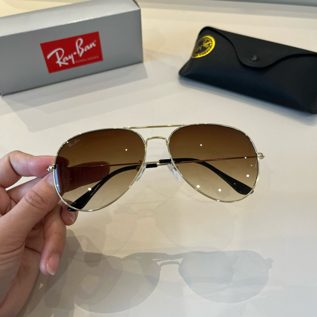 💰130¥
雷朋(RayBan)经典飞行镜系列
作为美国空军的标志之一,深受各大明星追捧始终引领世界潮流风向标,永不落时的风格、永无止境的灵感,一直在创新,从未被超越。
此款太阳镜不仅具有高性能和舒适度,高辨识度的泪滴状镜片更充分展现硬朗帅气,英姿飒爽的酷感型格。高清晰度镜片具有很高的冲击性和耐磨性,让人很难不爱