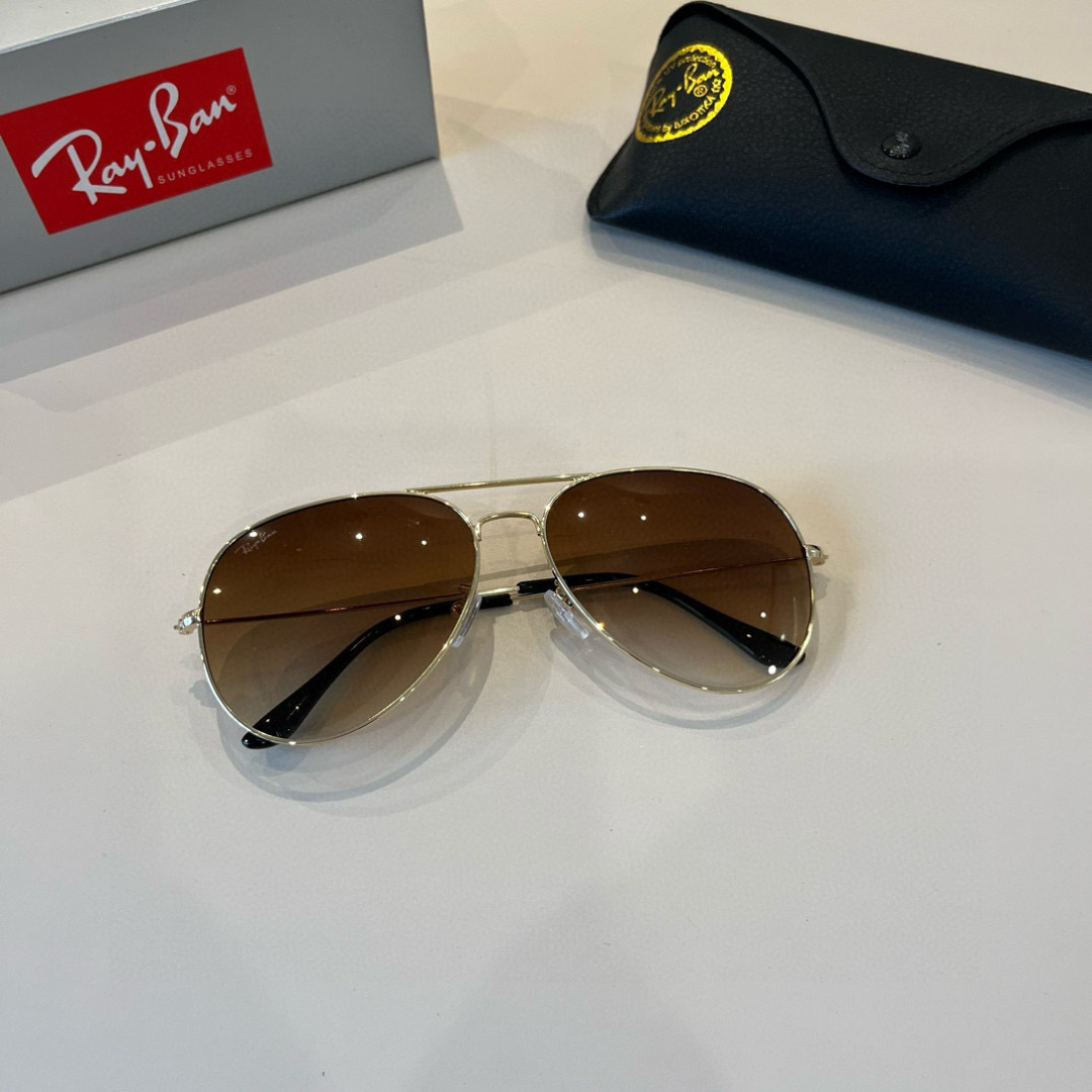 💰130¥
雷朋(RayBan)经典飞行镜系列
作为美国空军的标志之一,深受各大明星追捧始终引领世界潮流风向标,永不落时的风格、永无止境的灵感,一直在创新,从未被超越。
此款太阳镜不仅具有高性能和舒适度,高辨识度的泪滴状镜片更充分展现硬朗帅气,英姿飒爽的酷感型格。高清晰度镜片具有很高的冲击性和耐磨性,让人很难不爱