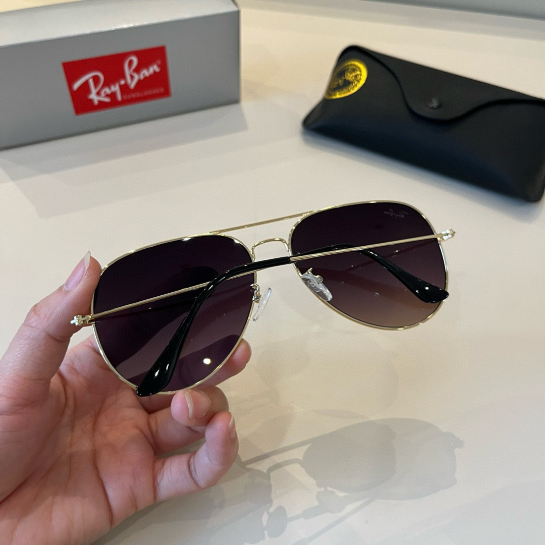 💰130¥
雷朋(RayBan)经典飞行镜系列
作为美国空军的标志之一,深受各大明星追捧始终引领世界潮流风向标,永不落时的风格、永无止境的灵感,一直在创新,从未被超越。
此款太阳镜不仅具有高性能和舒适度,高辨识度的泪滴状镜片更充分展现硬朗帅气,英姿飒爽的酷感型格。高清晰度镜片具有很高的冲击性和耐磨性,让人很难不爱