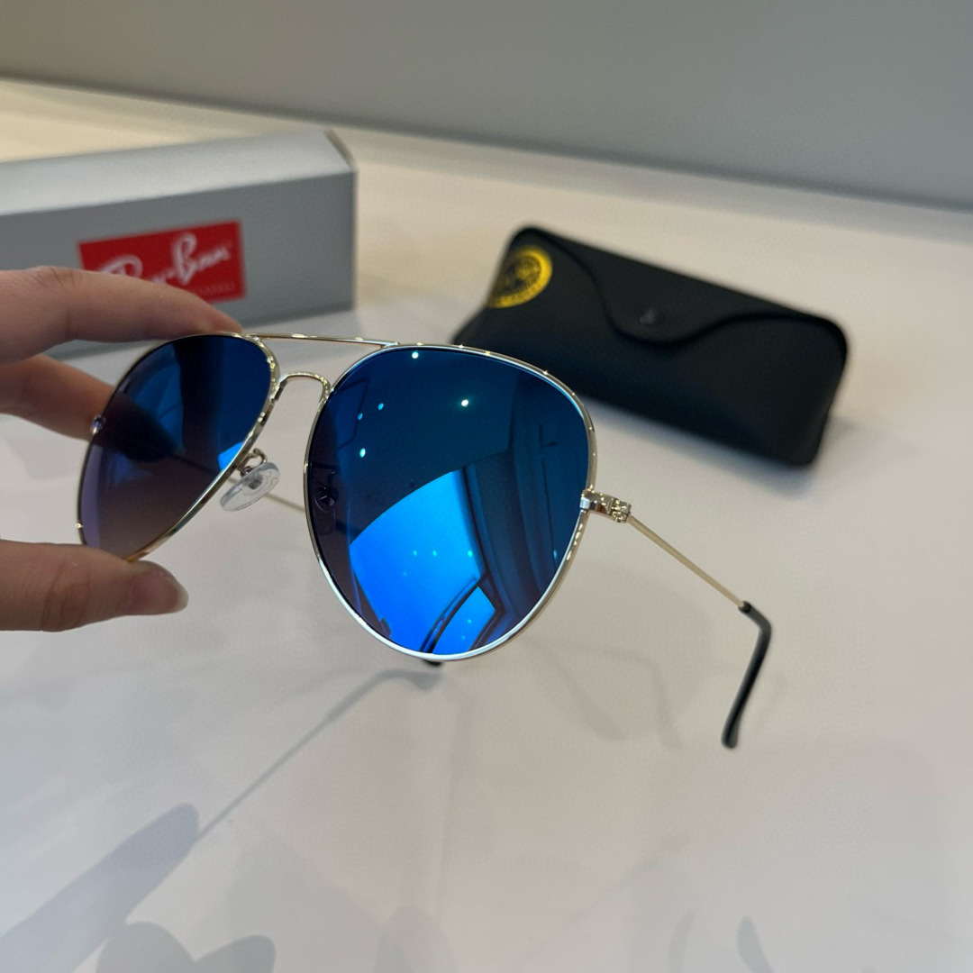 💰130¥
雷朋(RayBan)经典飞行镜系列
作为美国空军的标志之一,深受各大明星追捧始终引领世界潮流风向标,永不落时的风格、永无止境的灵感,一直在创新,从未被超越。
此款太阳镜不仅具有高性能和舒适度,高辨识度的泪滴状镜片更充分展现硬朗帅气,英姿飒爽的酷感型格。高清晰度镜片具有很高的冲击性和耐磨性,让人很难不爱
