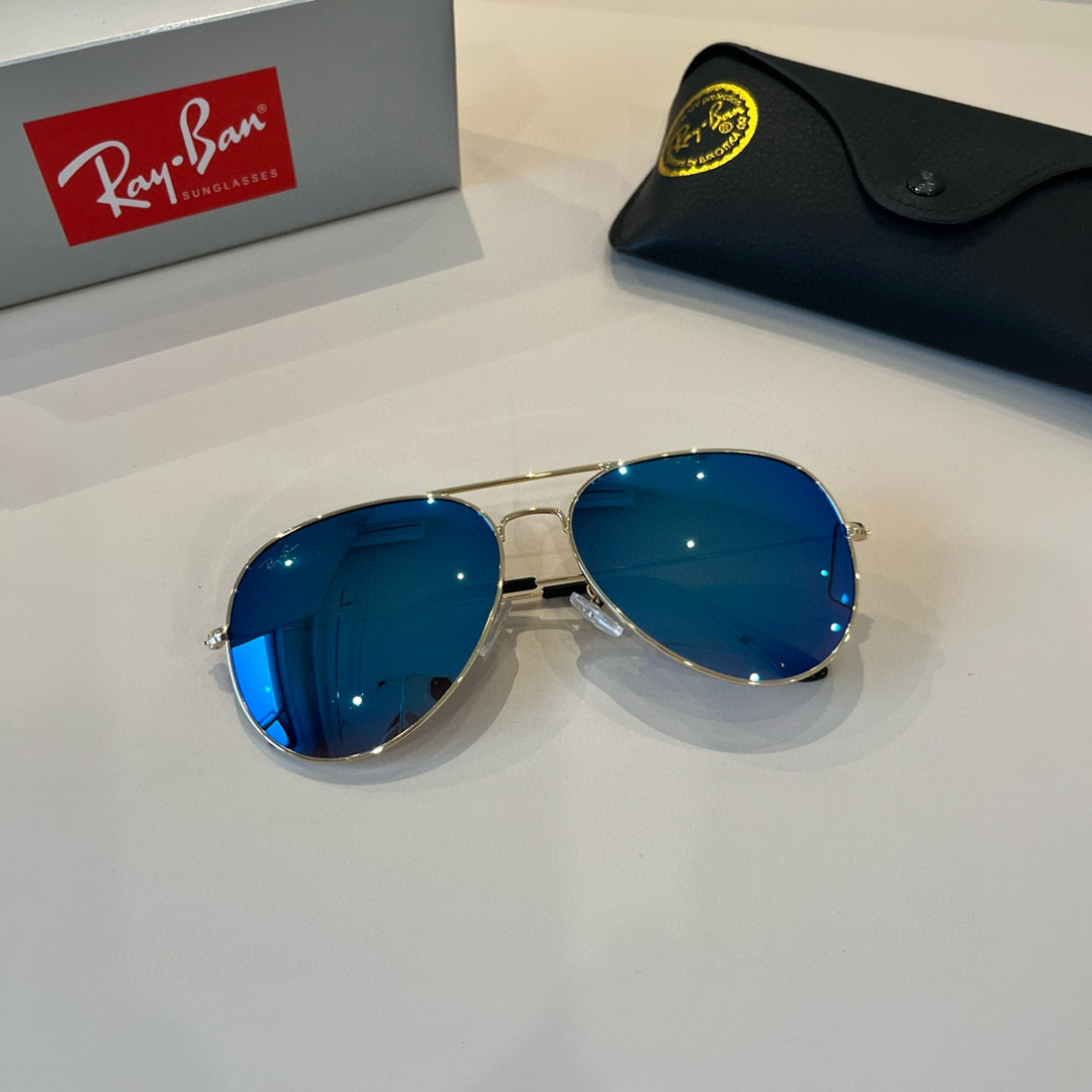 💰130¥
雷朋(RayBan)经典飞行镜系列
作为美国空军的标志之一,深受各大明星追捧始终引领世界潮流风向标,永不落时的风格、永无止境的灵感,一直在创新,从未被超越。
此款太阳镜不仅具有高性能和舒适度,高辨识度的泪滴状镜片更充分展现硬朗帅气,英姿飒爽的酷感型格。高清晰度镜片具有很高的冲击性和耐磨性,让人很难不爱