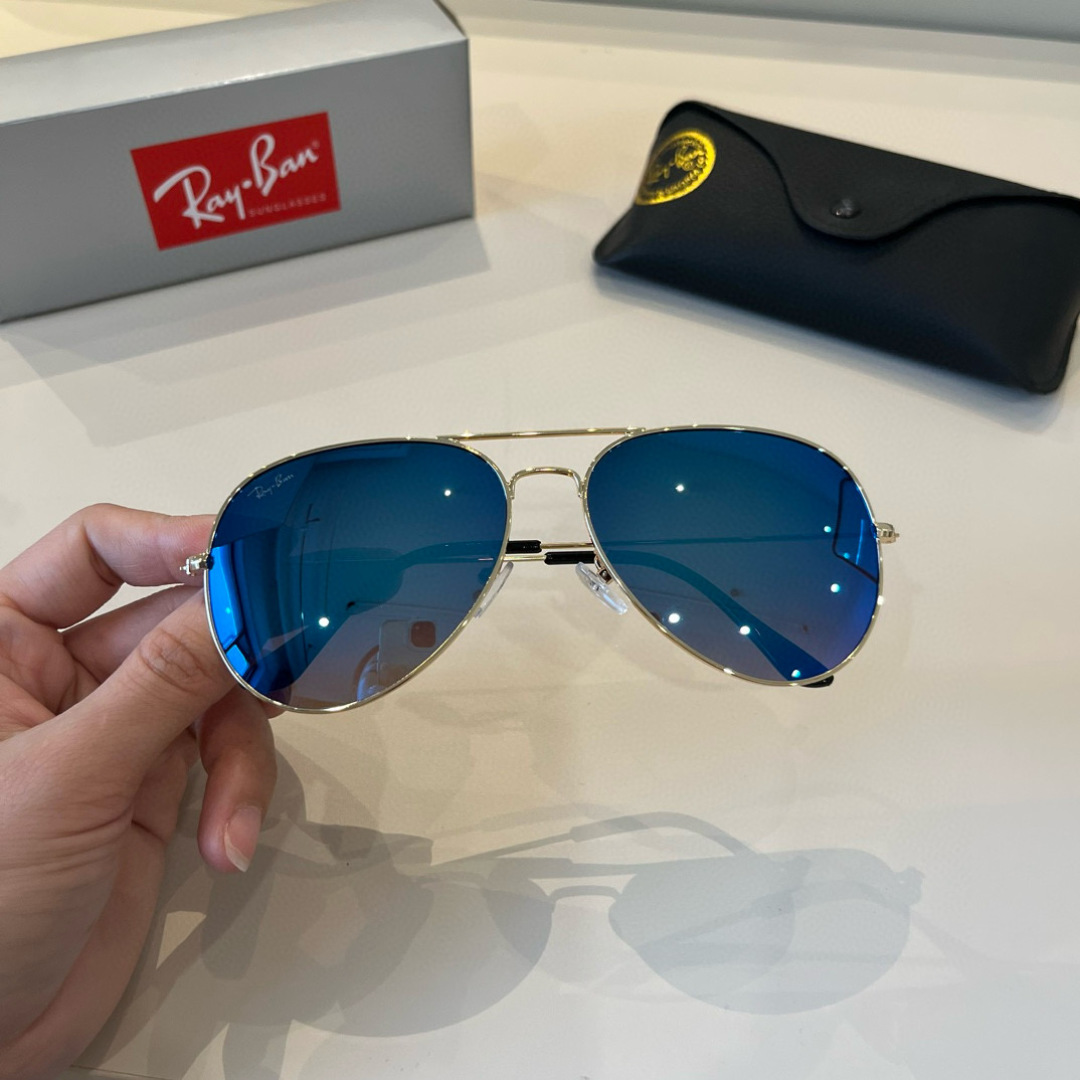 💰130¥
雷朋(RayBan)经典飞行镜系列
作为美国空军的标志之一,深受各大明星追捧始终引领世界潮流风向标,永不落时的风格、永无止境的灵感,一直在创新,从未被超越。
此款太阳镜不仅具有高性能和舒适度,高辨识度的泪滴状镜片更充分展现硬朗帅气,英姿飒爽的酷感型格。高清晰度镜片具有很高的冲击性和耐磨性,让人很难不爱