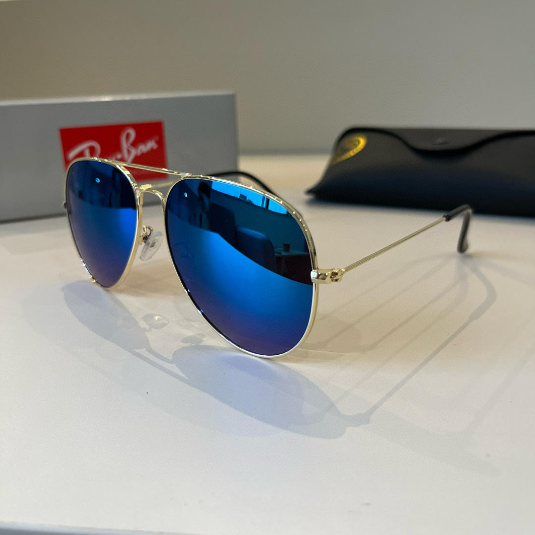 💰130¥
雷朋(RayBan)经典飞行镜系列
作为美国空军的标志之一,深受各大明星追捧始终引领世界潮流风向标,永不落时的风格、永无止境的灵感,一直在创新,从未被超越。
此款太阳镜不仅具有高性能和舒适度,高辨识度的泪滴状镜片更充分展现硬朗帅气,英姿飒爽的酷感型格。高清晰度镜片具有很高的冲击性和耐磨性,让人很难不爱