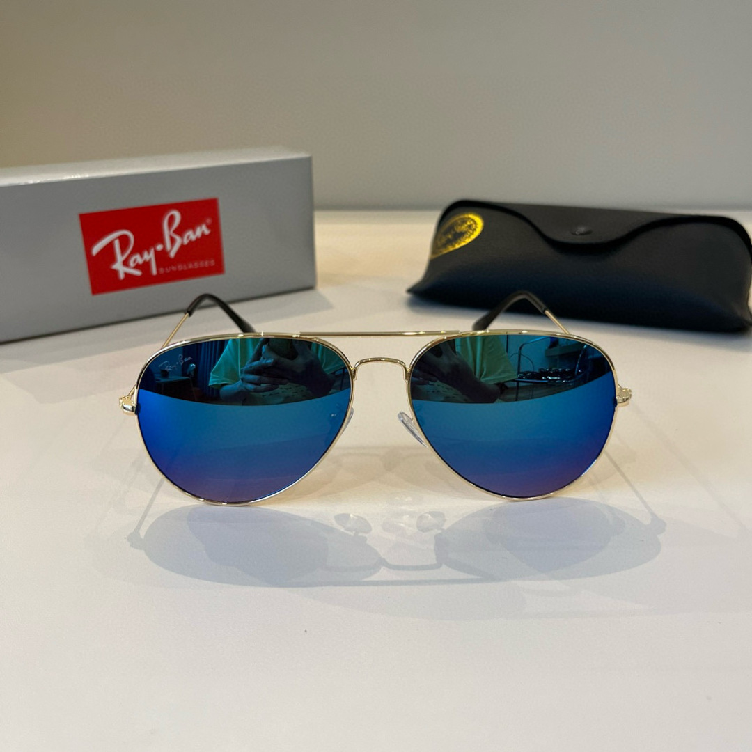 💰130¥
雷朋(RayBan)经典飞行镜系列
作为美国空军的标志之一,深受各大明星追捧始终引领世界潮流风向标,永不落时的风格、永无止境的灵感,一直在创新,从未被超越。
此款太阳镜不仅具有高性能和舒适度,高辨识度的泪滴状镜片更充分展现硬朗帅气,英姿飒爽的酷感型格。高清晰度镜片具有很高的冲击性和耐磨性,让人很难不爱