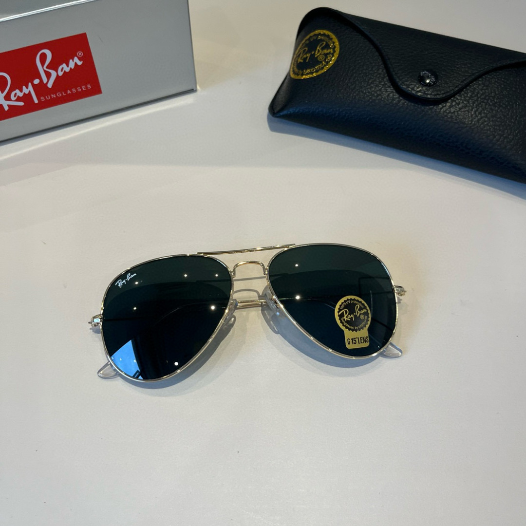 💰130¥
雷朋(RayBan)经典飞行镜系列
作为美国空军的标志之一,深受各大明星追捧始终引领世界潮流风向标,永不落时的风格、永无止境的灵感,一直在创新,从未被超越。
此款太阳镜不仅具有高性能和舒适度,高辨识度的泪滴状镜片更充分展现硬朗帅气,英姿飒爽的酷感型格。高清晰度镜片具有很高的冲击性和耐磨性,让人很难不爱