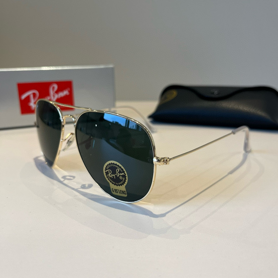 💰130¥
雷朋(RayBan)经典飞行镜系列
作为美国空军的标志之一,深受各大明星追捧始终引领世界潮流风向标,永不落时的风格、永无止境的灵感,一直在创新,从未被超越。
此款太阳镜不仅具有高性能和舒适度,高辨识度的泪滴状镜片更充分展现硬朗帅气,英姿飒爽的酷感型格。高清晰度镜片具有很高的冲击性和耐磨性,让人很难不爱
