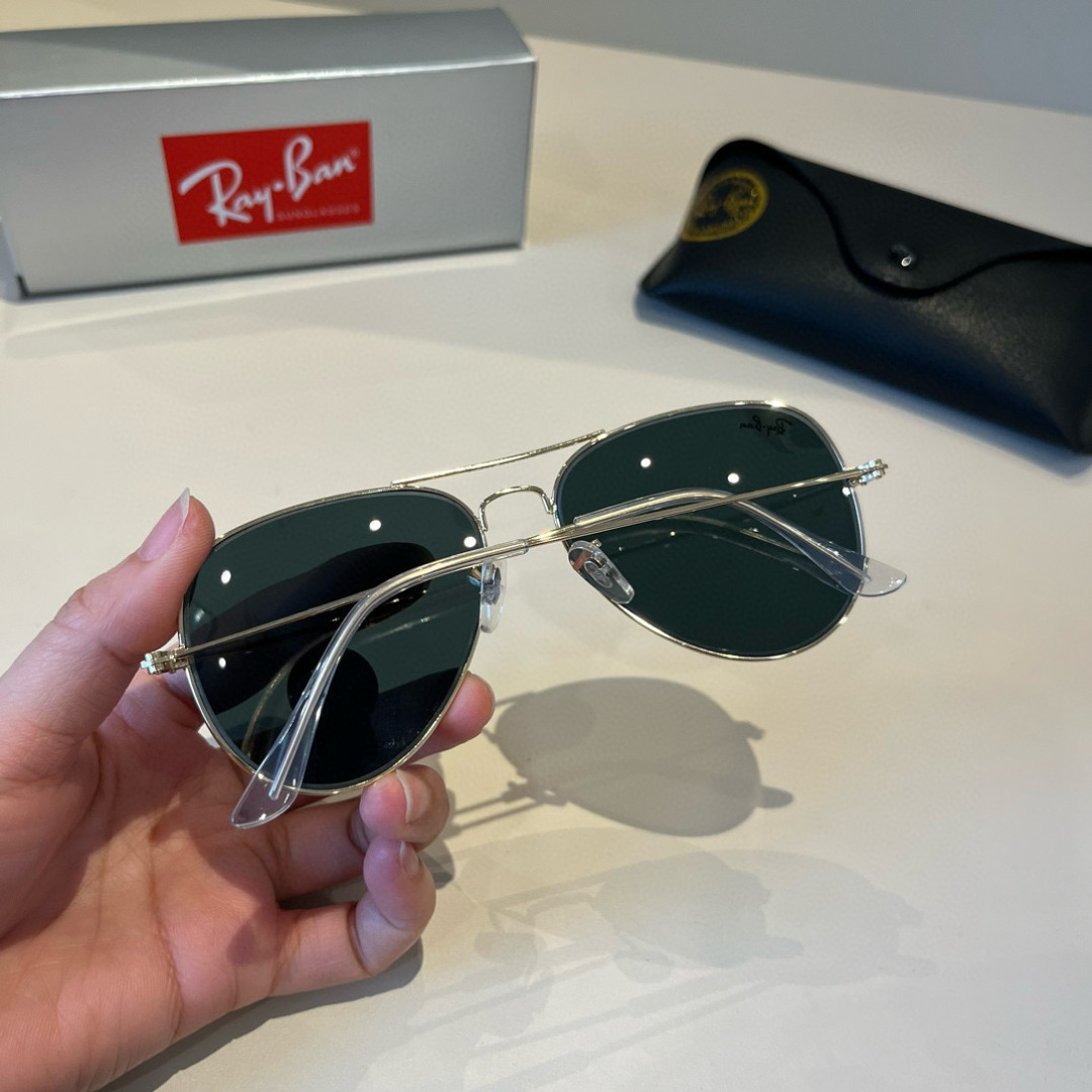 💰130¥
雷朋(RayBan)经典飞行镜系列
作为美国空军的标志之一,深受各大明星追捧始终引领世界潮流风向标,永不落时的风格、永无止境的灵感,一直在创新,从未被超越。
此款太阳镜不仅具有高性能和舒适度,高辨识度的泪滴状镜片更充分展现硬朗帅气,英姿飒爽的酷感型格。高清晰度镜片具有很高的冲击性和耐磨性,让人很难不爱