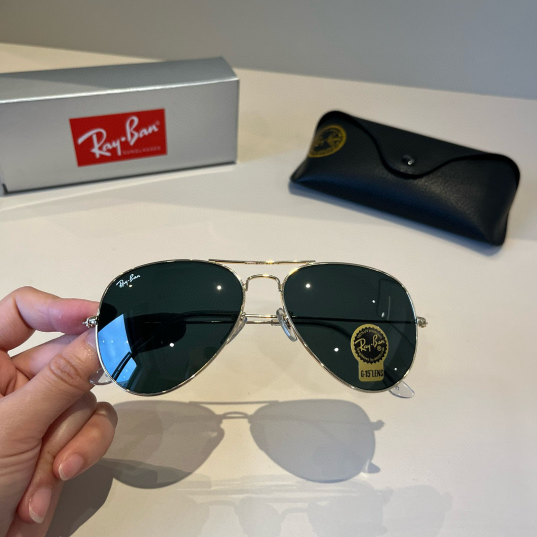 💰130¥
雷朋(RayBan)经典飞行镜系列
作为美国空军的标志之一,深受各大明星追捧始终引领世界潮流风向标,永不落时的风格、永无止境的灵感,一直在创新,从未被超越。
此款太阳镜不仅具有高性能和舒适度,高辨识度的泪滴状镜片更充分展现硬朗帅气,英姿飒爽的酷感型格。高清晰度镜片具有很高的冲击性和耐磨性,让人很难不爱