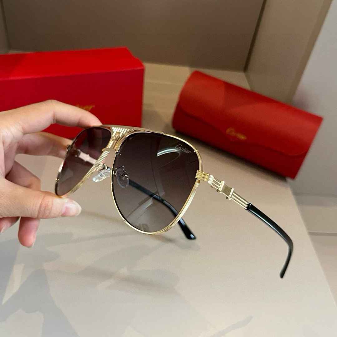 💰130¥
Cartier 卡地亚 男款官网一比一大蛤蟆镜   高档大气  镜腿上简约标志性Logo  奢华制作