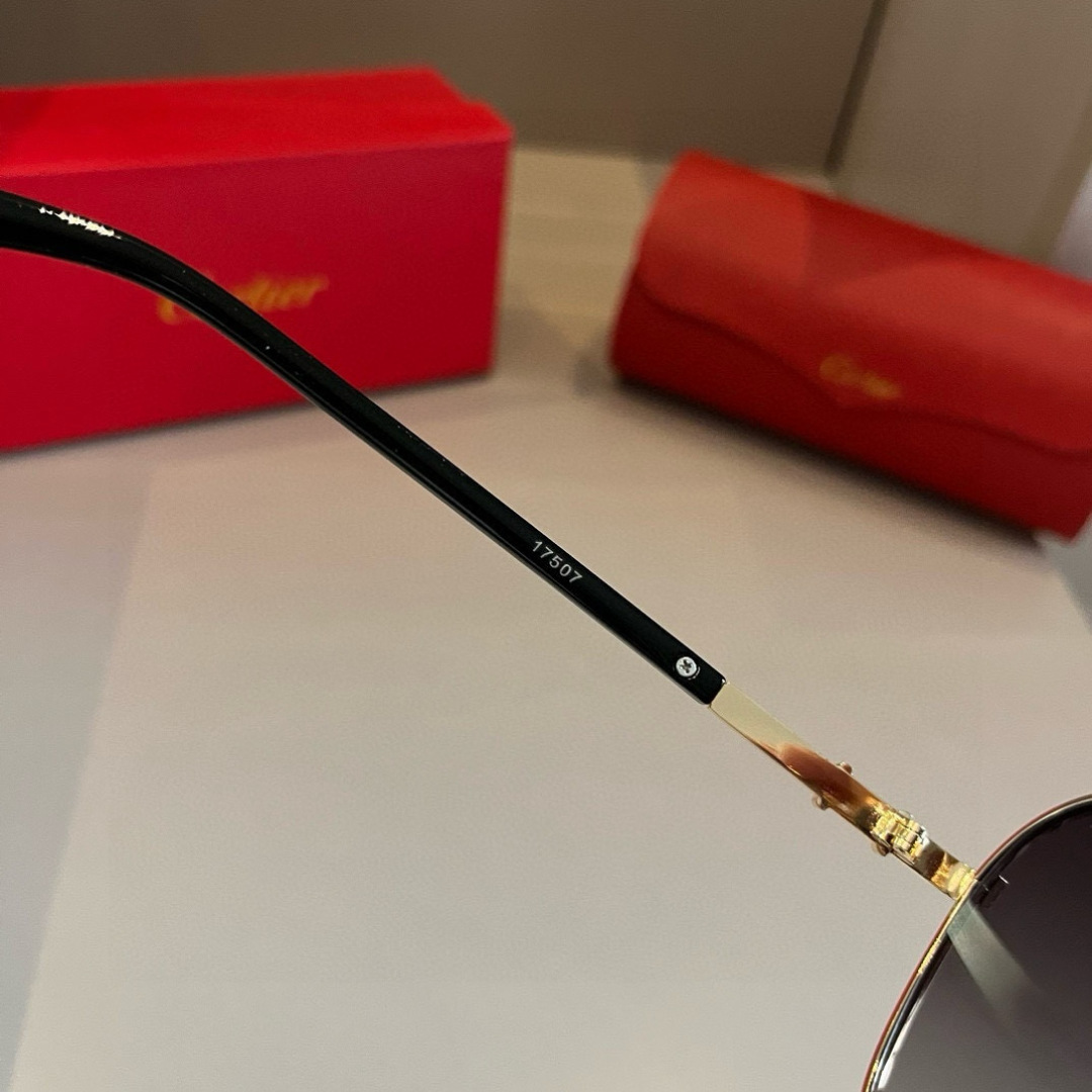 💰130¥
Cartier 卡地亚 男款官网一比一大蛤蟆镜   高档大气  镜腿上简约标志性Logo  奢华制作