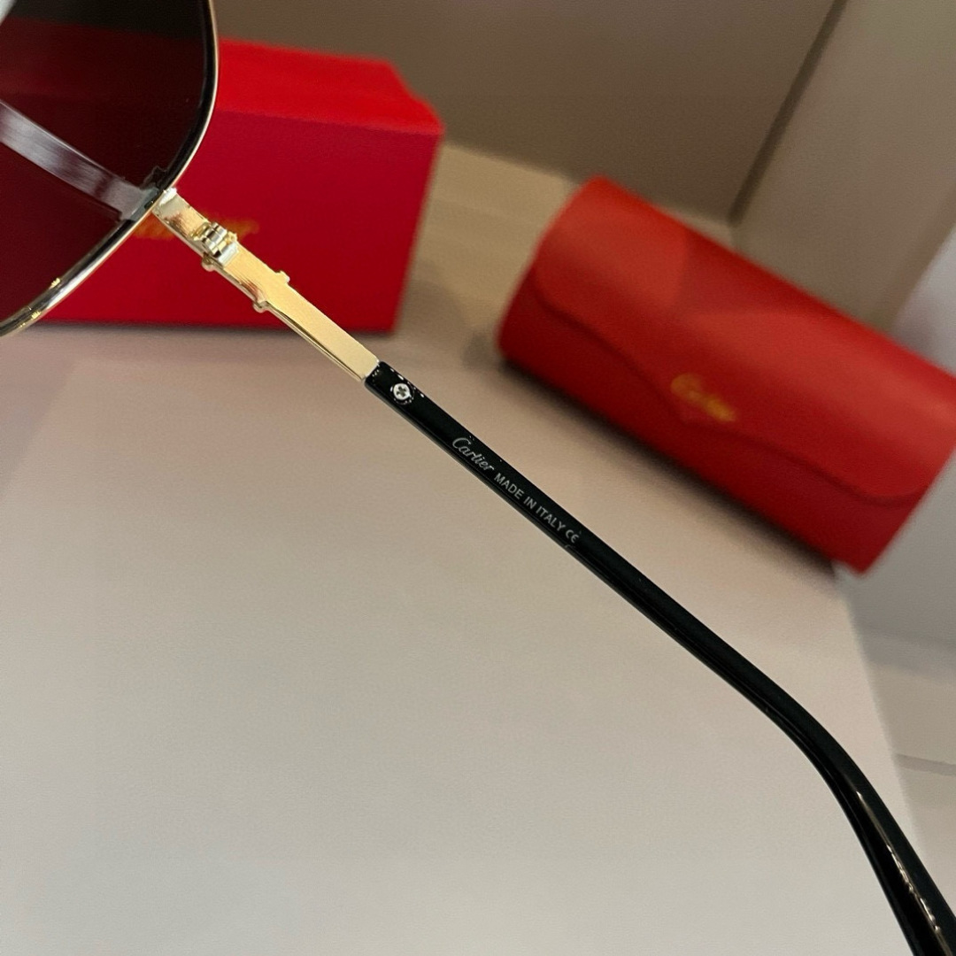 💰130¥
Cartier 卡地亚 男款官网一比一大蛤蟆镜   高档大气  镜腿上简约标志性Logo  奢华制作