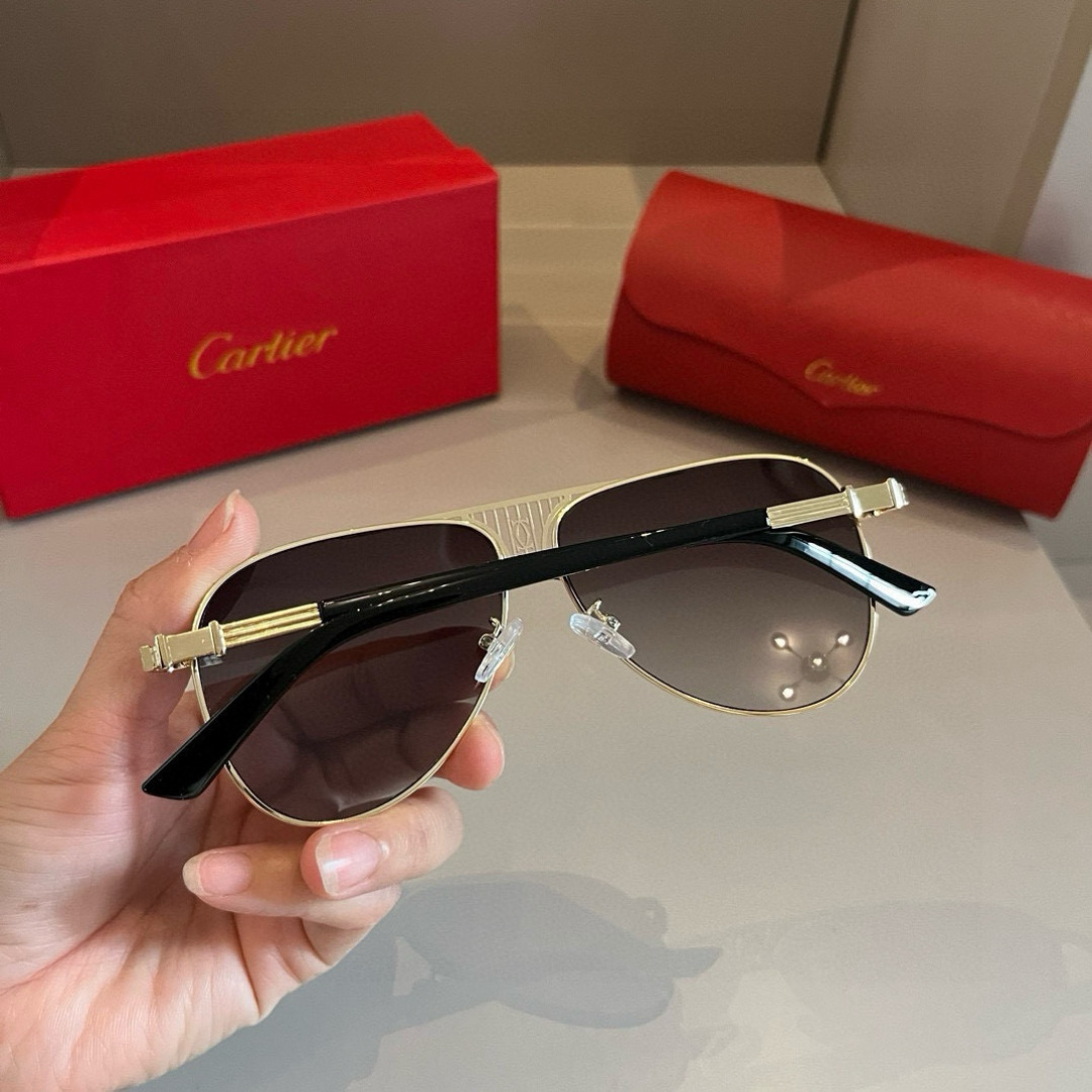 💰130¥
Cartier 卡地亚 男款官网一比一大蛤蟆镜   高档大气  镜腿上简约标志性Logo  奢华制作
