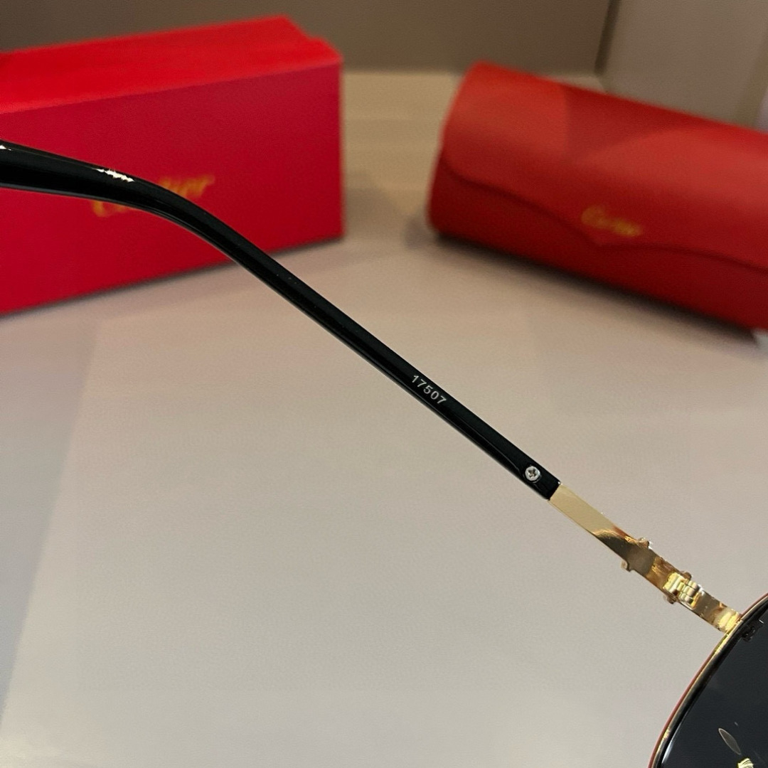 💰130¥
Cartier 卡地亚 男款官网一比一大蛤蟆镜   高档大气  镜腿上简约标志性Logo  奢华制作