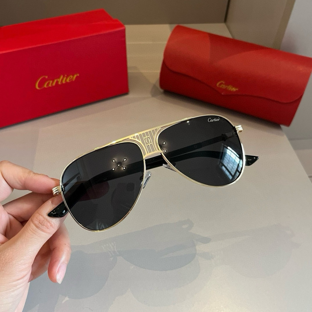 💰130¥
Cartier 卡地亚 男款官网一比一大蛤蟆镜   高档大气  镜腿上简约标志性Logo  奢华制作