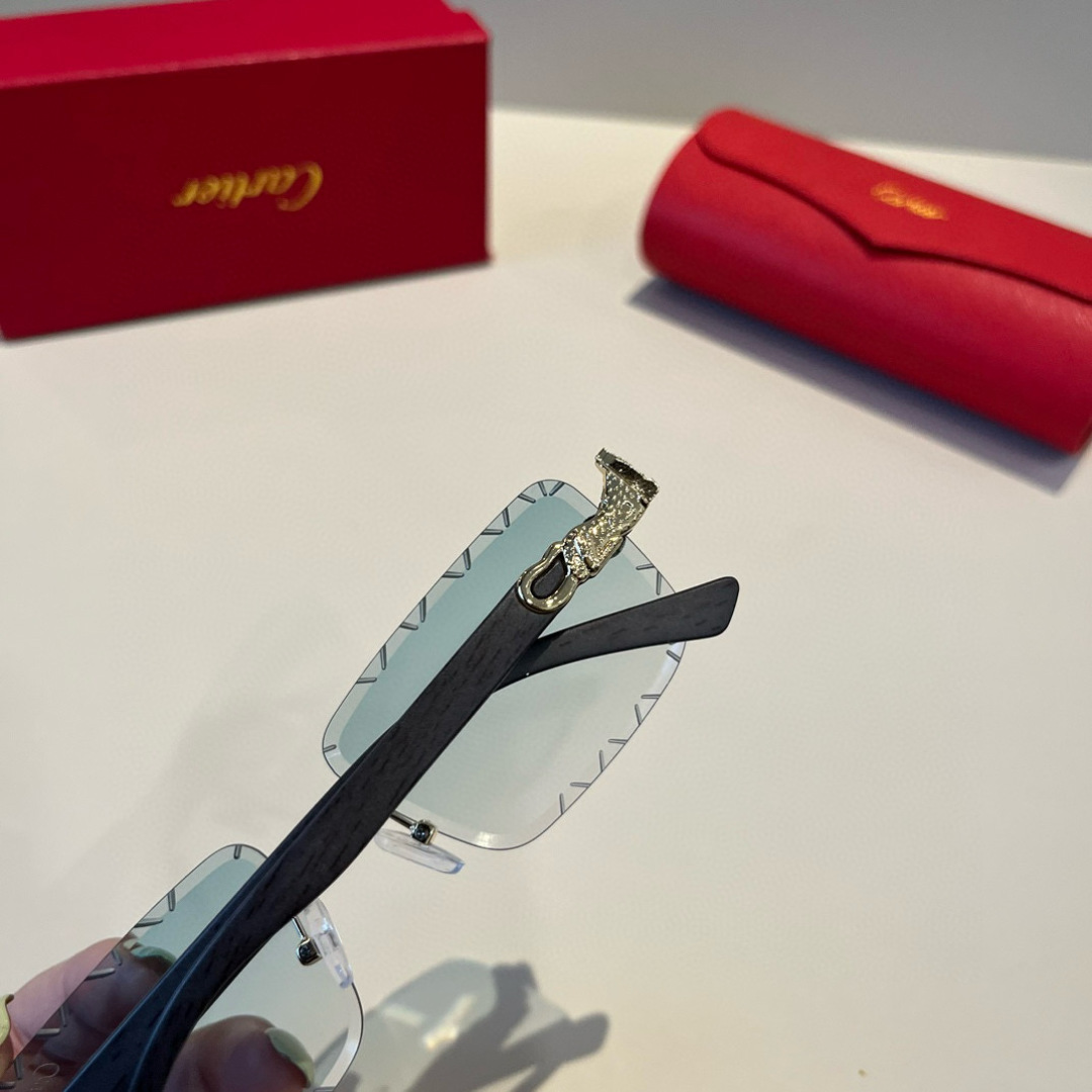 💰125¥
CARTIE*卡地亚 珍贵太阳眼镜金属材质 PC镜腿十无框超轻电镀工艺精湛气质十足!新款刚刚到货官网原版超高品质，超高档奢华的象征色