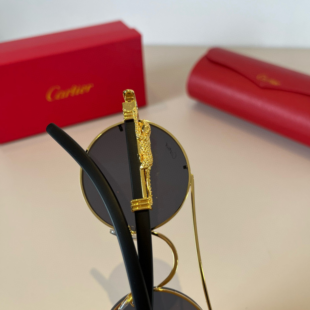 💰125¥
CARTIE*卡地亚 珍贵太阳眼镜金属材质 PC镜腿十无框超轻电镀工艺精湛气质十足!新款刚刚到货官网原版超高品质，超高档奢华的象征色