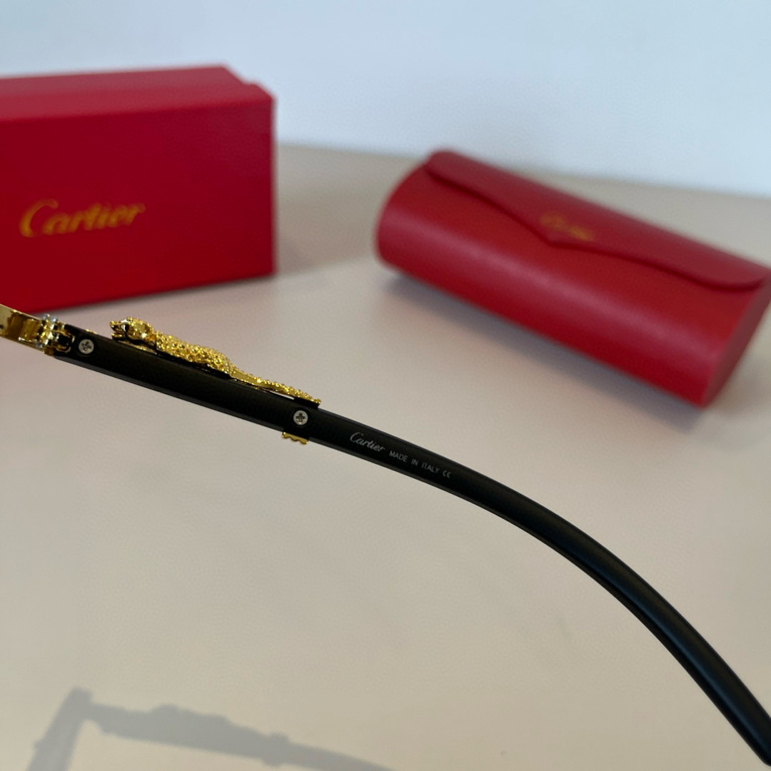💰125¥
CARTIE*卡地亚 珍贵太阳眼镜金属材质 PC镜腿十无框超轻电镀工艺精湛气质十足!新款刚刚到货官网原版超高品质，超高档奢华的象征色