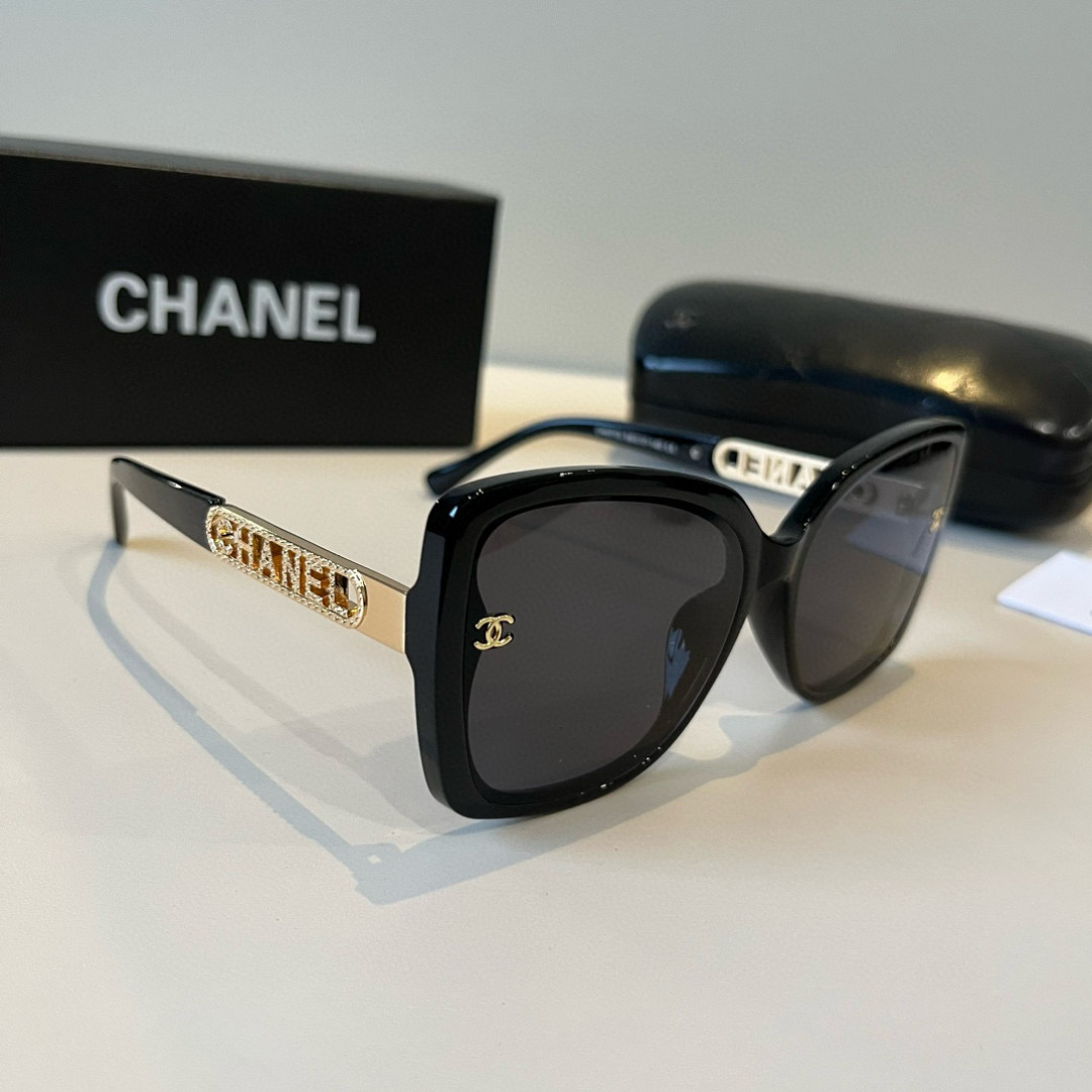 NO:375495,I love Chanel sunglasses. I really love it. The aura on my face is tightly grasped, the huge look shows that the face is small, the glasses are large and single, and the temples are just right in size, and they are light and comfortable to wear!  glasses sunglasses sunglasses, glasses, chanel, chanel19860909批 Chanel香奈儿太阳镜,真是爱了爱了,上脸那气场拿捏的死死,巨显脸小,眼镜大单一点也不重,镜腿幅度设计的刚刚好,佩戴轻盈舒适！眼镜墨镜太阳镜,眼镜,chanel,chanel,glasses