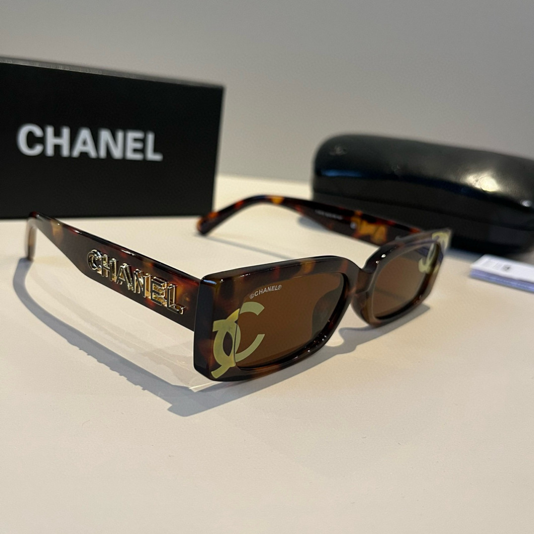 NO:375461,Chanel Chanel's God Edition Chanel #Narrow Version Black Letters. Both men and women of the same star can be concave painted double C logo letters. It is very cool. It is highly recommended that the concave sunglasses have a little retro feel. It is also noble. It has a very stylish look, with a sunglasses, sunglasses, chanel, chanel19860909Chanel 香奈儿封神版香奈#窄版字母黑色 明星同款男女人都可以凹烤漆双C大logo字母酷炸了 强烈推荐凹墨镜带点小复古感 也洋贵气 造型十足有范可眼镜墨镜太阳镜,眼镜,chanel,chanel,glasses