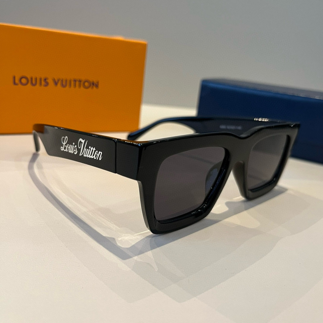 NO:375507,LV Louis Vuitton sunglasses create a sharp front frame shape, bringing an unparalleled fashion sense to wear. The ambition of triangles, intertwined in depth, has a three-dimensional sense, very brand recognition and full design sense. The simple and beautiful temple ends are all metal, without any unnecessary glasses, sunglasses, sunglasses, glasses, louis vuitton, louis vuitton19860909LV路易威登太阳墨镜 打造出锋芒毕露的前框造型 为佩戴着带来无可比拟的时尚感. 志性的三角底纹,深浅交错,极具立体感 极具品牌辨识度,设计感十足. 简洁漂亮的镜腿末端全金属收尾, 没有一丝的多余眼镜墨镜太阳镜,眼镜,louis vuitton,louis vuitton,glasses