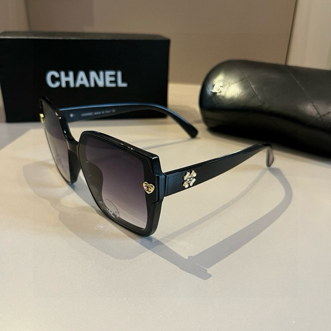 Солнцезащитные очки Chanel