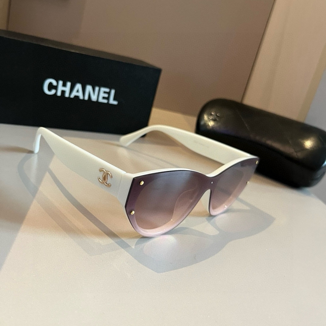 Солнцезащитные очки Chanel с эффектом «кошачий глаз»