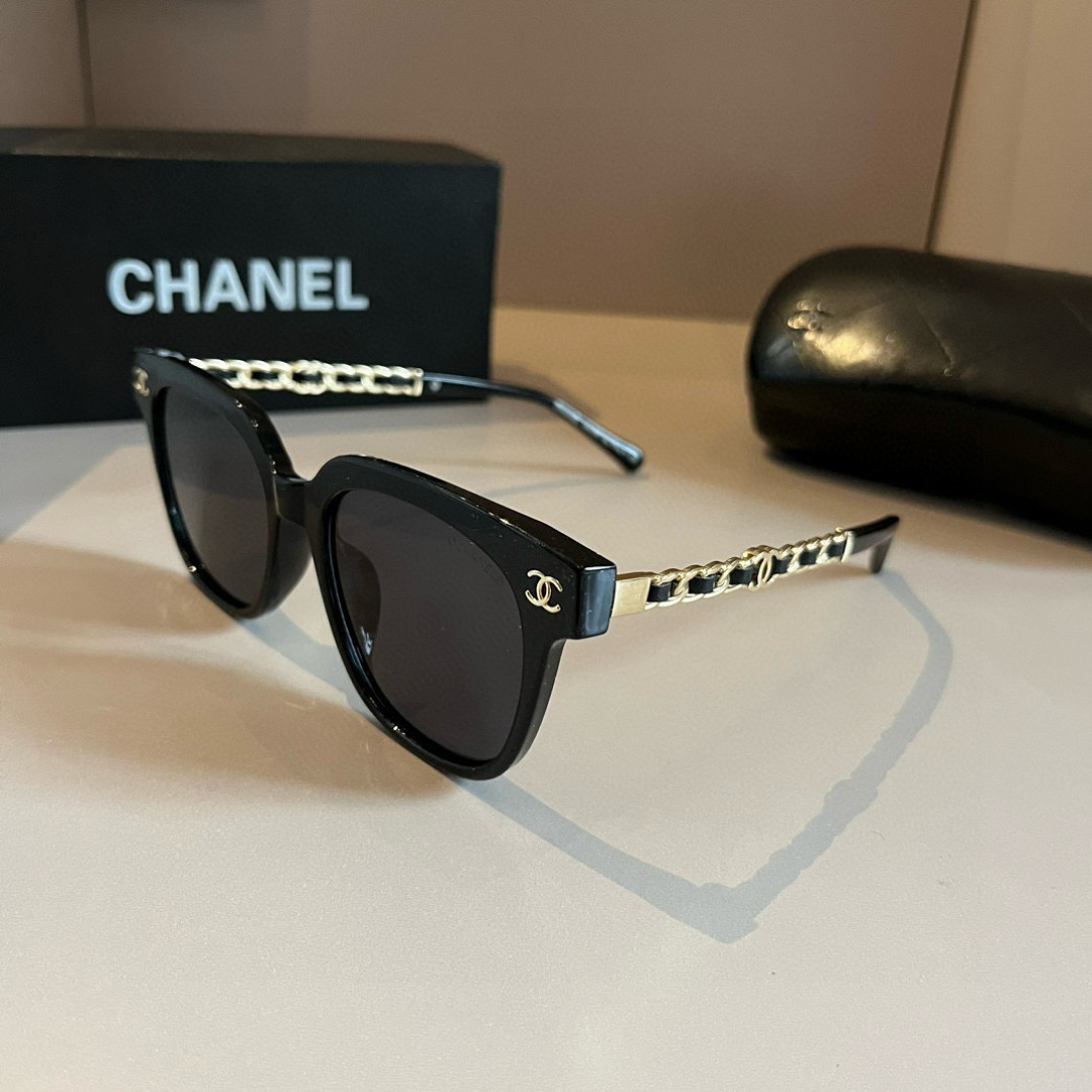Солнцезащитные очки Chanel черные с цепочкой