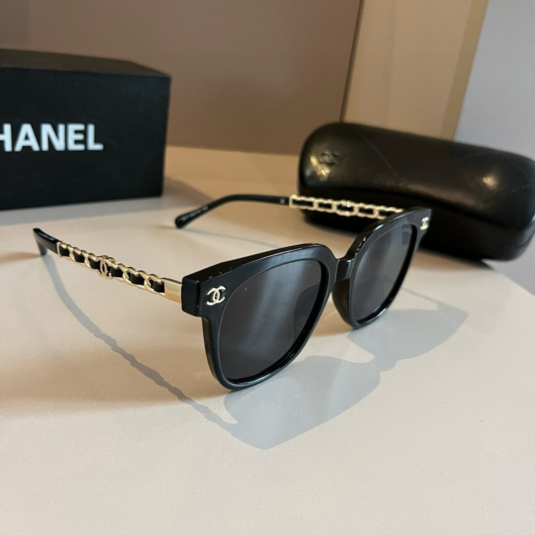 Солнцезащитные очки Chanel черные с цепочкой
