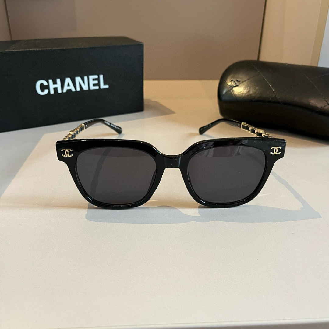 Солнцезащитные очки Chanel черные с цепочкой