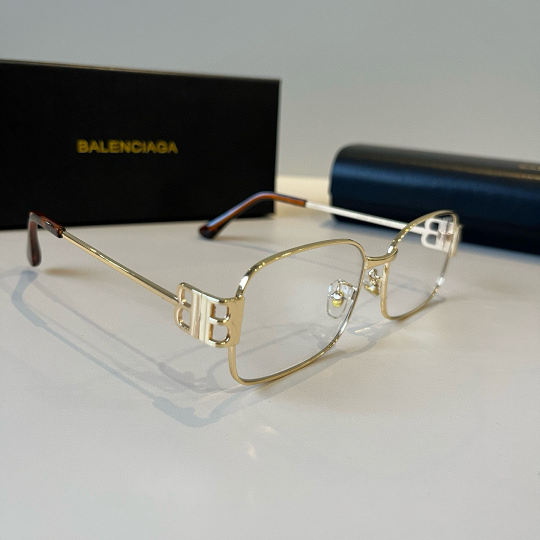 NO:884728,Balenciaga Balenciaga BALENCIAGA sunglasses. This pair is really cool~ Many fashion bloggers and Internet celebrities have the same black and gold color scheme, which is very high-end. It goes well with any clothes. The double blogs on the side are a major feature. The retro flat frame leaf shape turns into a female star in seconds! It is very light! It is very comfortable to wear. Glasses, sunglasses, sunglasses, glasses, balenciaga, balenciaga19860909balenciaga 巴黎世家 BALENCIAGA墨镜. 这副真的太酷啦~ 好多时尚博主和网红的同款黑金配色一整个高级住了搭配任何衣服都ok 侧面的双Blogo是一大特点复古扁框叶形戴上秒变女明星而且!非常的轻!佩戴很舒服哦眼镜墨镜太阳镜,眼镜,balenciaga,balenciaga,glasses