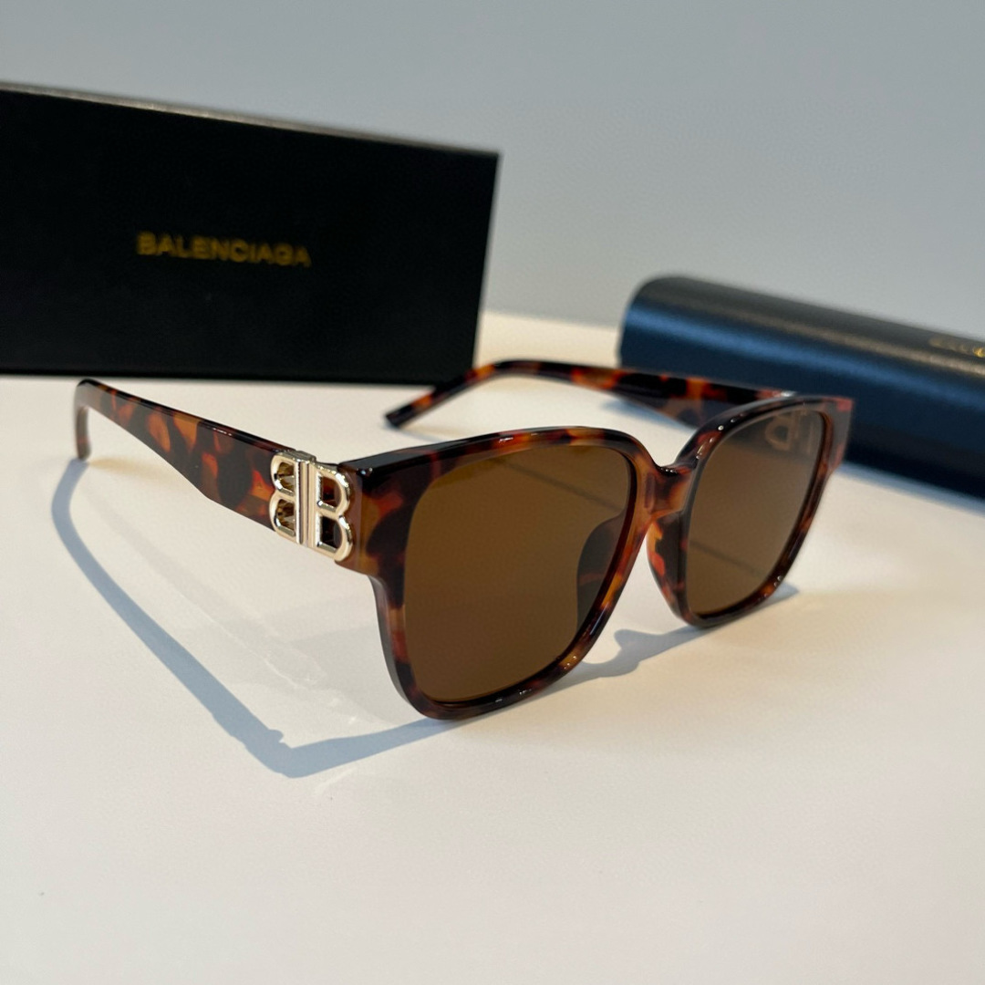 NO:862885,Balenciaga BALENCIAGA sunglasses square retro trendy sunglasses with retro frame and versatile lens colors, temples decorated with gold symmetrical BB logo folding dumpling chain, both beautiful and functional, reappearing the brand logo trend glasses sunglasses sunglasses, glasses, balenciaga, balenciaga19860909巴黎世家 BALENCIAGA太阳镜方形复古潮流墨镜复古框型与百搭镜片色彩,镜腿装饰金色对称式 BB标识折叠式饺链兼具美观与功能性,再现品牌 Logo风潮眼镜墨镜太阳镜,眼镜,balenciaga,balenciaga,glasses