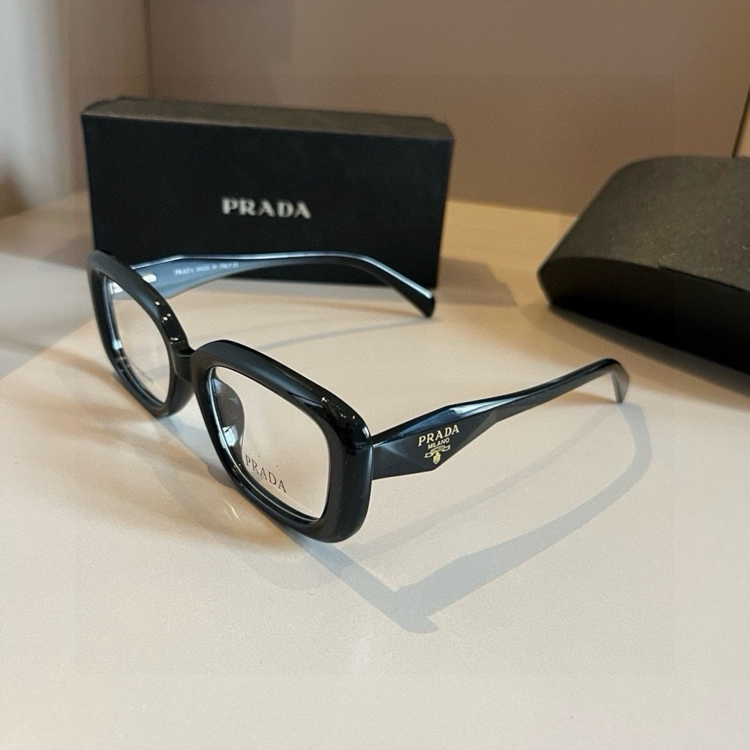 Черные солнцезащитные очки Prada