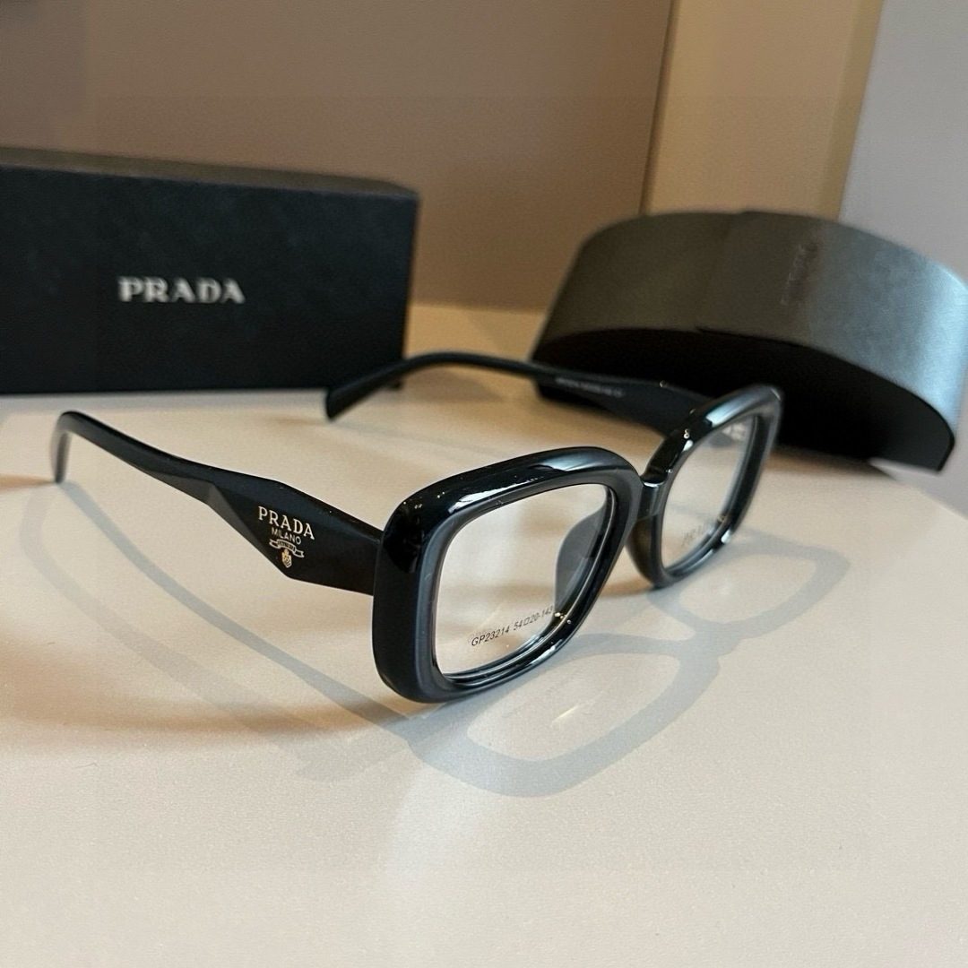 Черные солнцезащитные очки Prada