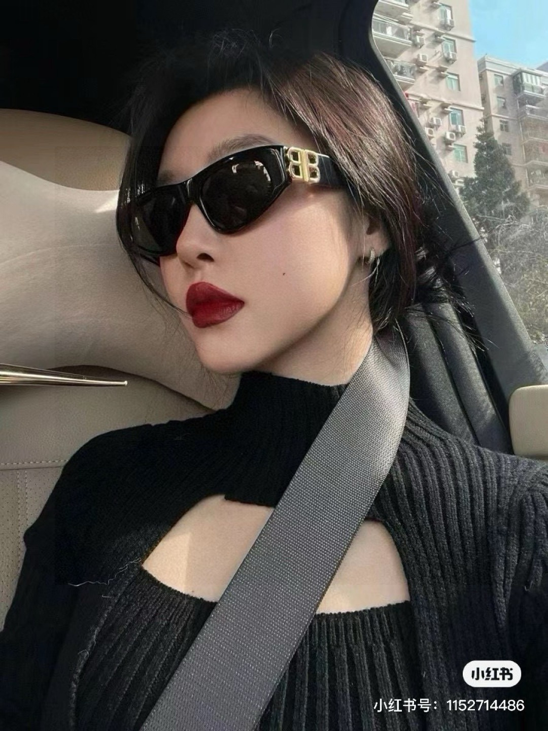 NO:925542,balenciaga Balenciaga The only thing you need from a female celebrity is this pair of BALENCIAGA sunglasses. This pair is really cool~ Many fashion bloggers and Internet celebrities have the same black and gold color scheme, which is very high-end. It goes well with any clothes. The double Blogs on the side are a major feature. The retro flat frame leaf shape turns into a female star in seconds! It is very light! It is very comfortable to wear. Glasses, sunglasses, sunglasses, glasses, balenciaga, balenciaga19860909balenciaga 巴黎世家 你和女明星只差这副BALENCIAGA墨镜 这副真的太酷啦~ 好多时尚博主和网红的同款黑金配色一整个高级住了搭配任何衣服都ok 侧面的双Blogo是一大特点复古扁框叶形戴上秒变女明星而且!非常的轻!佩戴很舒服哦眼镜墨镜太阳镜,眼镜,balenciaga,balenciaga,glasses