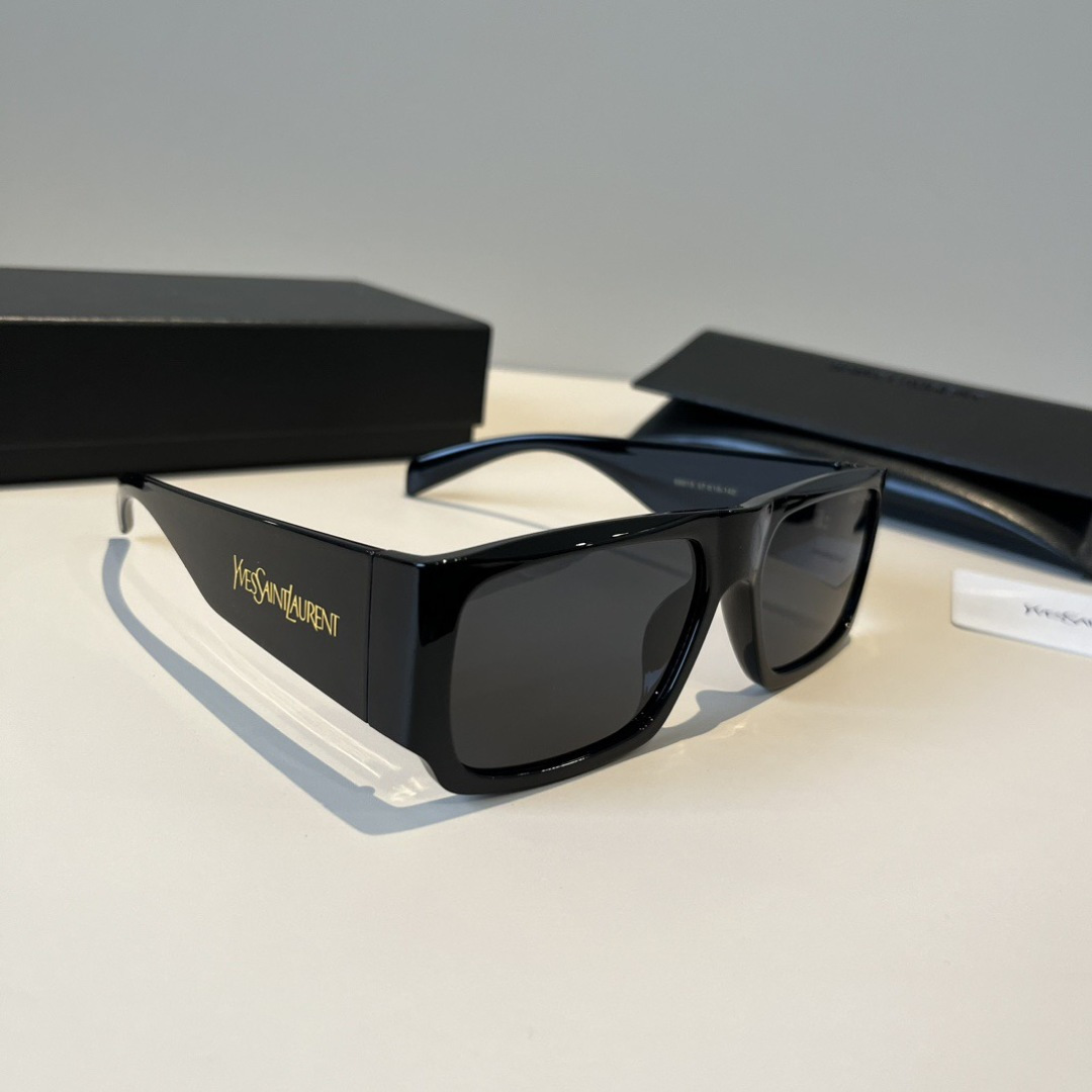 NO:553826,Saint Laurent ysl SAINT LAURENTI's new narrow-frame sunglasses SAINT LAURENT's new narrow-frame sunglasses have thick black frames with straight lines, cool and neutral. Mixed with the novel and unique vintage tortoise-colored temples that present elegant curved lines, it creates a soft yet strong feminine charm. The classic gold LOGO logo is engraved on both sides of the temples to highlight the brand's personality. Glasses, sunglasses, sunglasses, glasses, saint laurent, saint laurent, saint laurent19860909圣罗兰 ysl SAINT LAURENTI新款窄框太阳眼镜 SAINT LAURENT新款窄框太阳眼镜黑色粗镜框线条平直,冷酷中性.与新颖独特呈现优雅弧形线条感的复古玳瑁色镜腿混合,塑造柔中带刚的女性魅力.两侧镜腿上镶刻着经典金色LOGO标志,彰显品牌个性眼镜墨镜太阳镜,眼镜,saint laurent,saint laurent,saint laurent,glasses