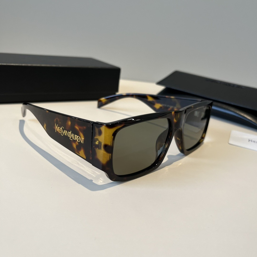 NO:553829,Saint Laurent ysl SAINT LAURENTI's new narrow-frame sunglasses SAINT LAURENT's new narrow-frame sunglasses have thick black frames with straight lines, cool and neutral. Mixed with the novel and unique vintage tortoise-colored temples that present elegant curved lines, it creates a soft yet strong feminine charm. The classic gold LOGO logo is engraved on both sides of the temples to highlight the brand's personality. Glasses, sunglasses, sunglasses, glasses, saint laurent, saint laurent, saint laurent19860909圣罗兰 ysl SAINT LAURENTI新款窄框太阳眼镜 SAINT LAURENT新款窄框太阳眼镜黑色粗镜框线条平直,冷酷中性.与新颖独特呈现优雅弧形线条感的复古玳瑁色镜腿混合,塑造柔中带刚的女性魅力.两侧镜腿上镶刻着经典金色LOGO标志,彰显品牌个性 眼镜墨镜太阳镜,眼镜,saint laurent,saint laurent,saint laurent,glasses