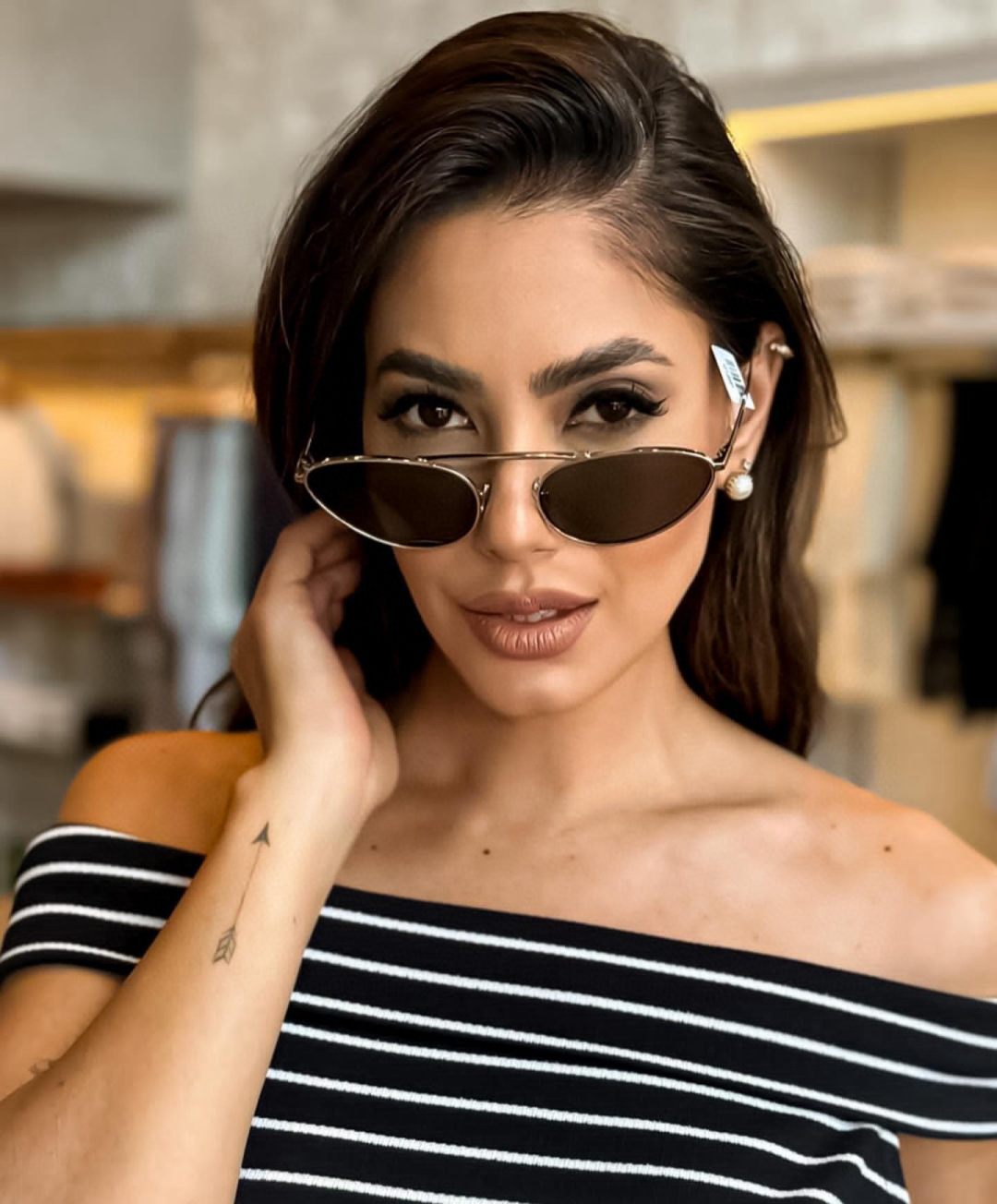 NO:553805,Yves Saint Laurent ysl cat-eye sunglasses are a trendy must-have. In the hot summer, how can you not miss these Hong Kong-style beam cat-eye sunglasses, the new metal European and American ins trendy sunglasses? The golden-gray lenses are not only fashionable but versatile, and can be easily matched with any style! Moreover, the lens material of this sunglasses is universal, whether you are a boy or a girl, you can find the size that suits you! Whether it is daily outing or cross-border street photography, these sunglasses can make you the focus, and the slimming effect is unparalleled!  Come and experience the fashionable charm brought by these sunglasses! Glasses, sunglasses, sunglasses, glasses, saint laurent, saint laurent19860909圣罗兰ysl猫眼太阳镜一潮流必备 夏日炎炎,怎能少了这款港风梁猫眼太阳镜新款金属欧美ins潮墨镜呢? 金灰色的镜片不仅时髦又百搭,无论什么风格都能轻松驾驭! 而且,这款太阳镜的镜片材质通用,不管你是男生还是女生,都能找到适合自己的尺寸哦!无论是日常出街还是跨境街拍,这幅太阳镜都能让你成为焦点,显瘦效果更是一绝! 快来一起感受这款太阳镜带来的时尚魅力吧!眼镜墨镜太阳镜,眼镜,saint laurent,saint laurent,glasses