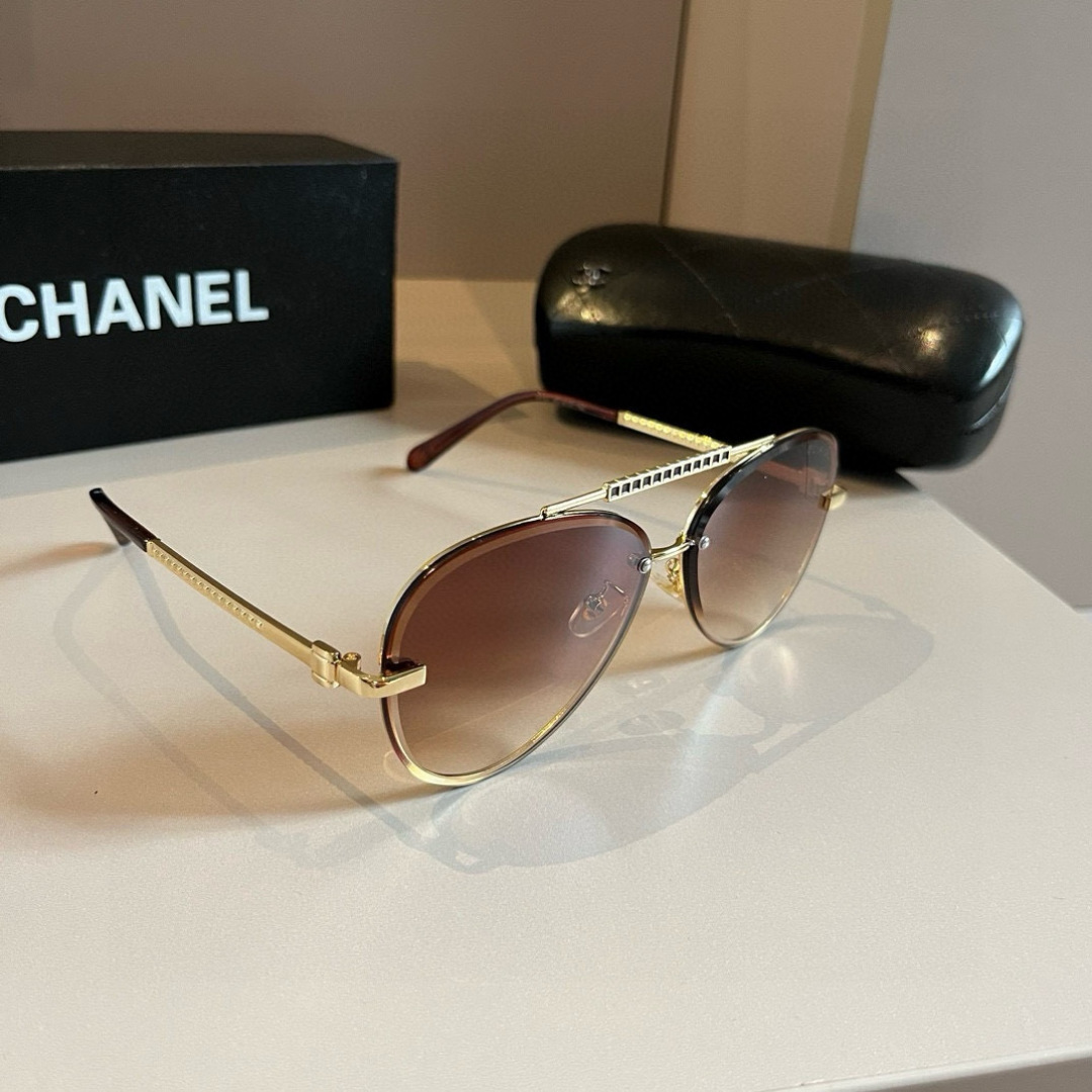 NO:579832,I really love these Chanel sunglasses. The aura on the upper face is really perfect. It makes the face look bigger and smaller. The glasses are not heavy at all. The width of the temples is just right. It is light and comfortable to wear!  glasses, sunglasses, sunglasses, glasses, chanel, chanel19860909批 Chanel香奈儿太阳镜,真是爱了爱了,上脸那气场拿捏的死死,巨显脸小,眼镜大单一点也不重,镜腿幅度设计的刚刚好,佩戴轻盈舒适！眼镜墨镜太阳镜,眼镜,chanel,chanel,glasses
