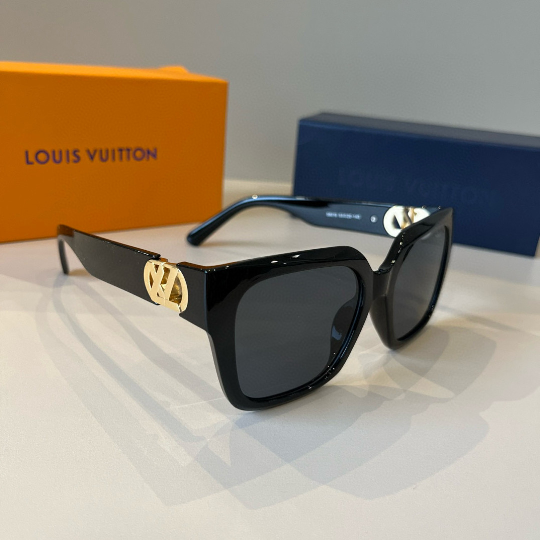 NO:579855,Lv Louis Vuitton summer is here, sunglasses are a must-have for going out every day, but girls with small faces always feel that their faces are completely covered when wearing other clothes. You can try the flat round narrow frame. The Asian version design increases the integrated nose pads and is not easy to slide down the glasses, sunglasses, sunglasses, glasses, louis vuitton, louis vuitton19860909Lv路易威登夏天来了,太阳镜每日出门必备 但是小脸女生的戴别的总觉得脸都被遮完了 大可试试 扁圆窄框 亚洲版设计增高一体鼻托 不容易下滑眼镜墨镜太阳镜,眼镜,louis vuitton,louis vuitton,glasses
