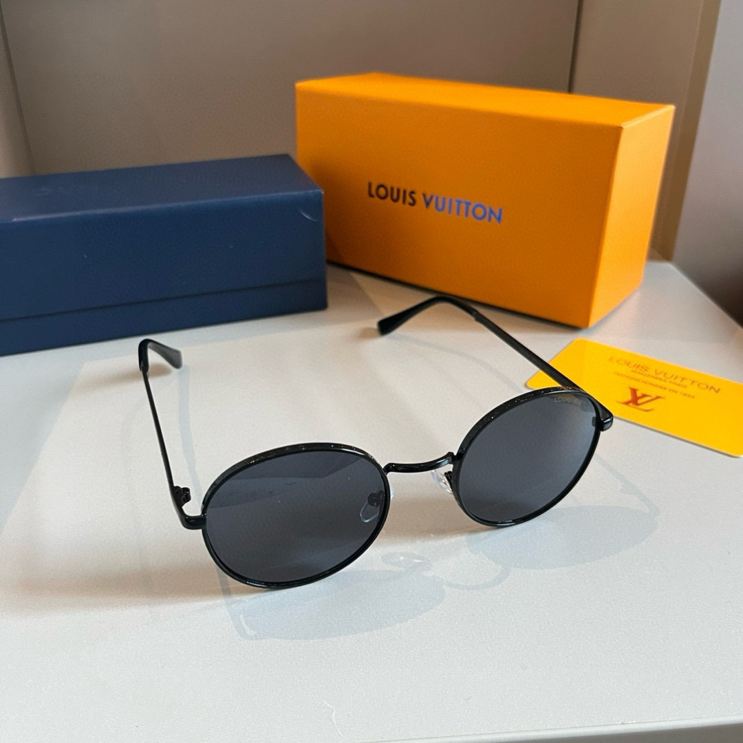 NO:574179,LV Louis Vuitton, the lens logo does not affect the vision at all. It is very heavy-duty!  There are so many details that are inhumane, creating a sharp front frame shape, which brings an unparalleled sense of fashion to the wearer. The iconic triangular shading, staggered depth and light, has a very three-dimensional effect, which is highly brand-recognizable and has a full sense of design. The simple and beautiful temple ends are all metal ends, without a trace of redundant glasses, sunglasses, sunglasses, glasses, louis vuitton, louis vuitton19860909LV路易威登,镜片logo一点都不会影响视线 非常重工！细节多到壕无人性 打造出锋芒毕露的前框造型 为佩戴着带来无可比拟的时尚感. 志性的三角底纹,深浅交错,极具立体感 极具品牌辨识度,设计感十足. 简洁漂亮的镜腿末端全金属收尾, 没有一丝的多余眼镜墨镜太阳镜,眼镜,louis vuitton,louis vuitton,glasses