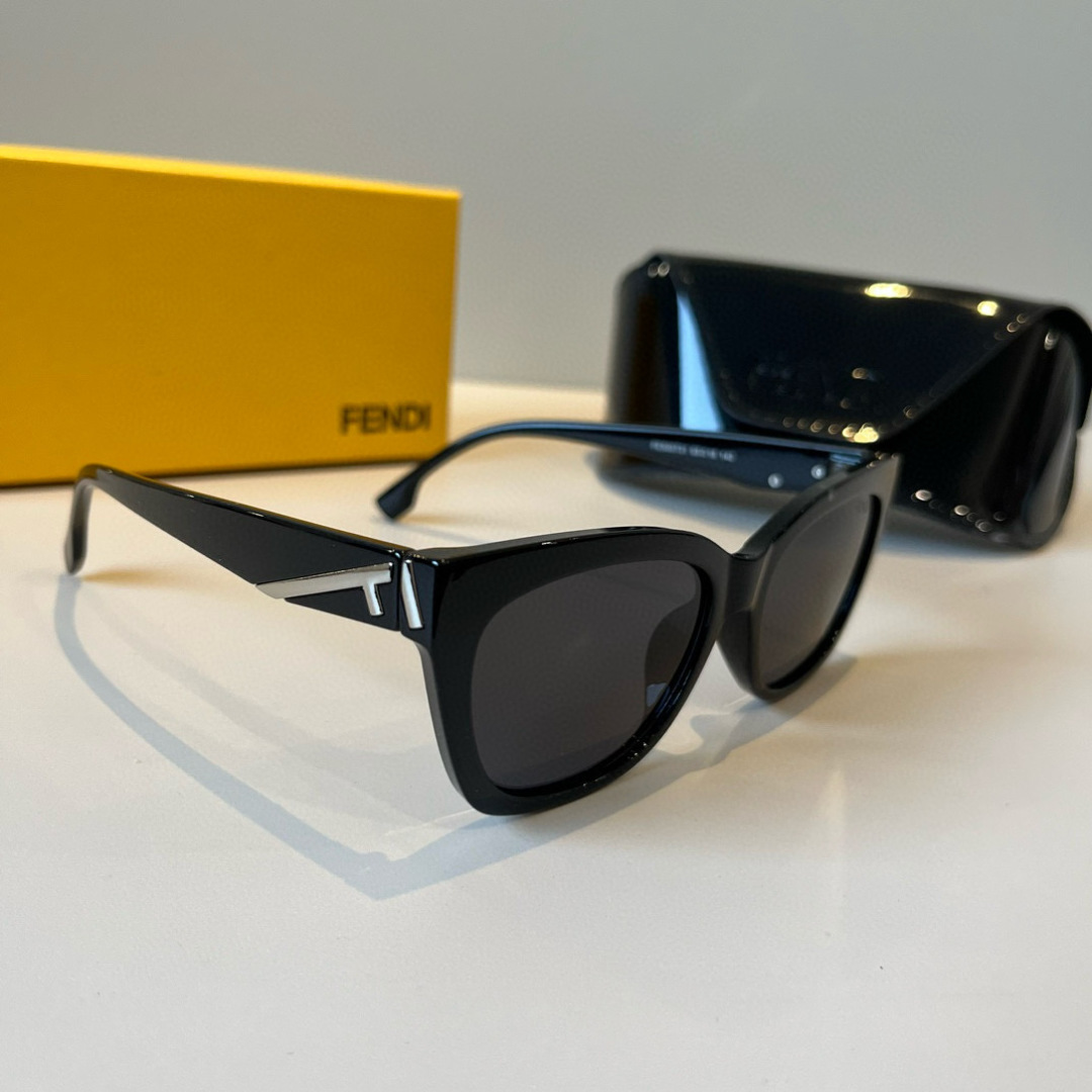 NO:765138,FD Fendi sunglasses can never go wrong no matter how you match them. I love them so much!  The trendy sunglasses king really never disappoints me every time. It can be worn by both men and women~ The most versatile black style!  glasses, sunglasses, sunglasses, glasses, fendi19860909FD芬迪太阳镜 怎么搭都不会出错我好爱！ 墨镜潮流王 果真每次都不会让我失望 男女都可以戴噢~ 最百搭的黑色款式！眼镜墨镜太阳镜,眼镜,fendi,glasses