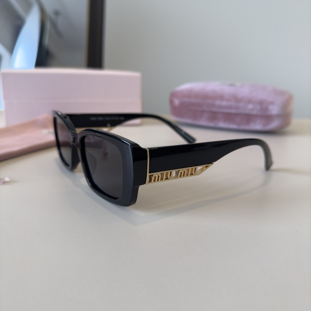 Черные солнцезащитные очки Miu Miu с декором