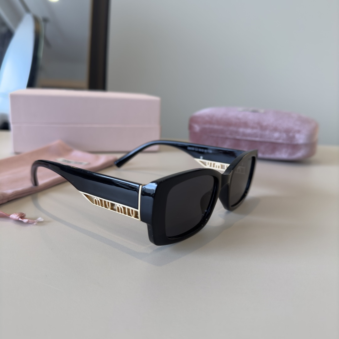Черные солнцезащитные очки Miu Miu с декором