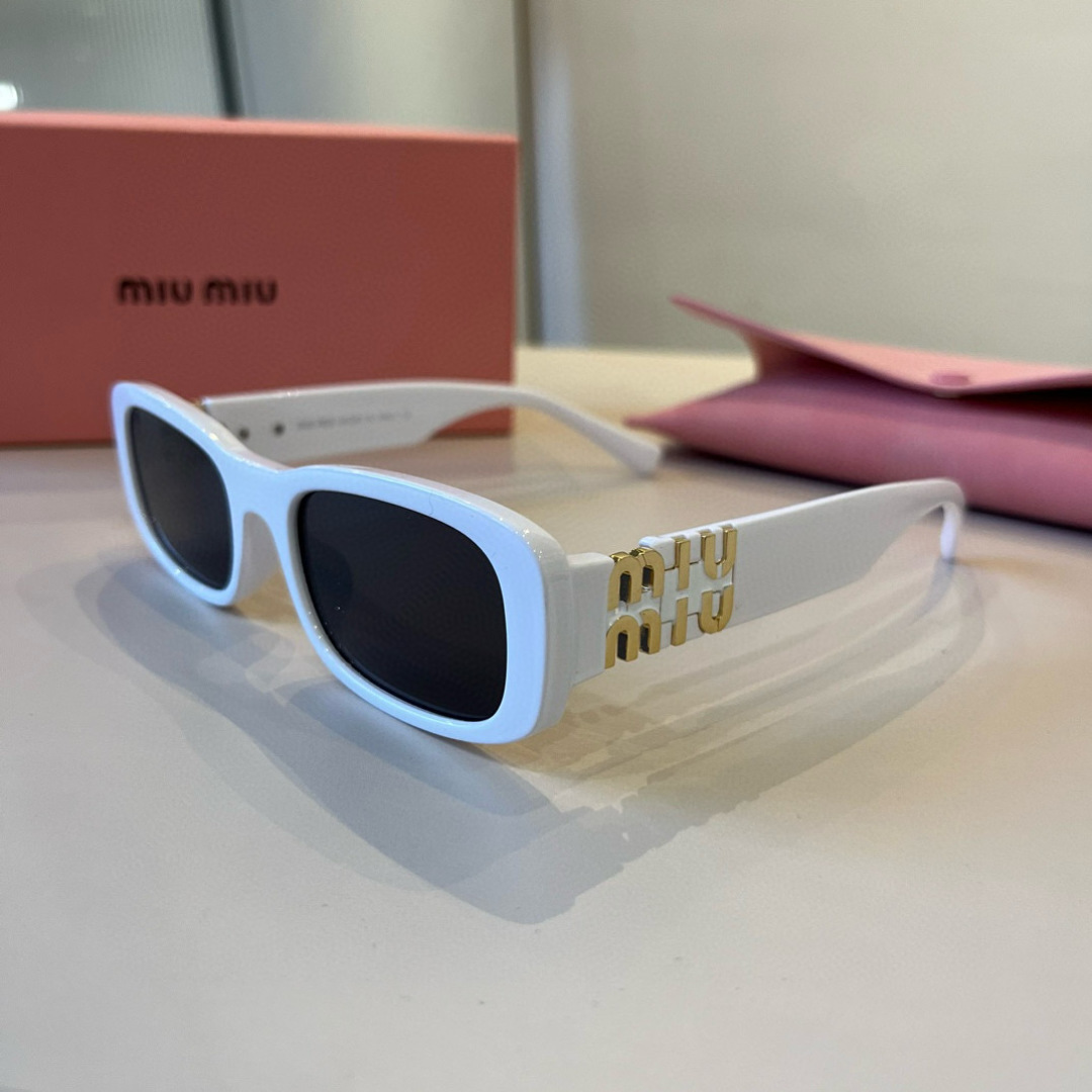Солнцезащитные очки Miu Miu пастельного цвета