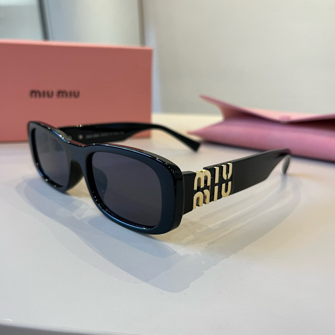 Солнцезащитные очки Miu Miu