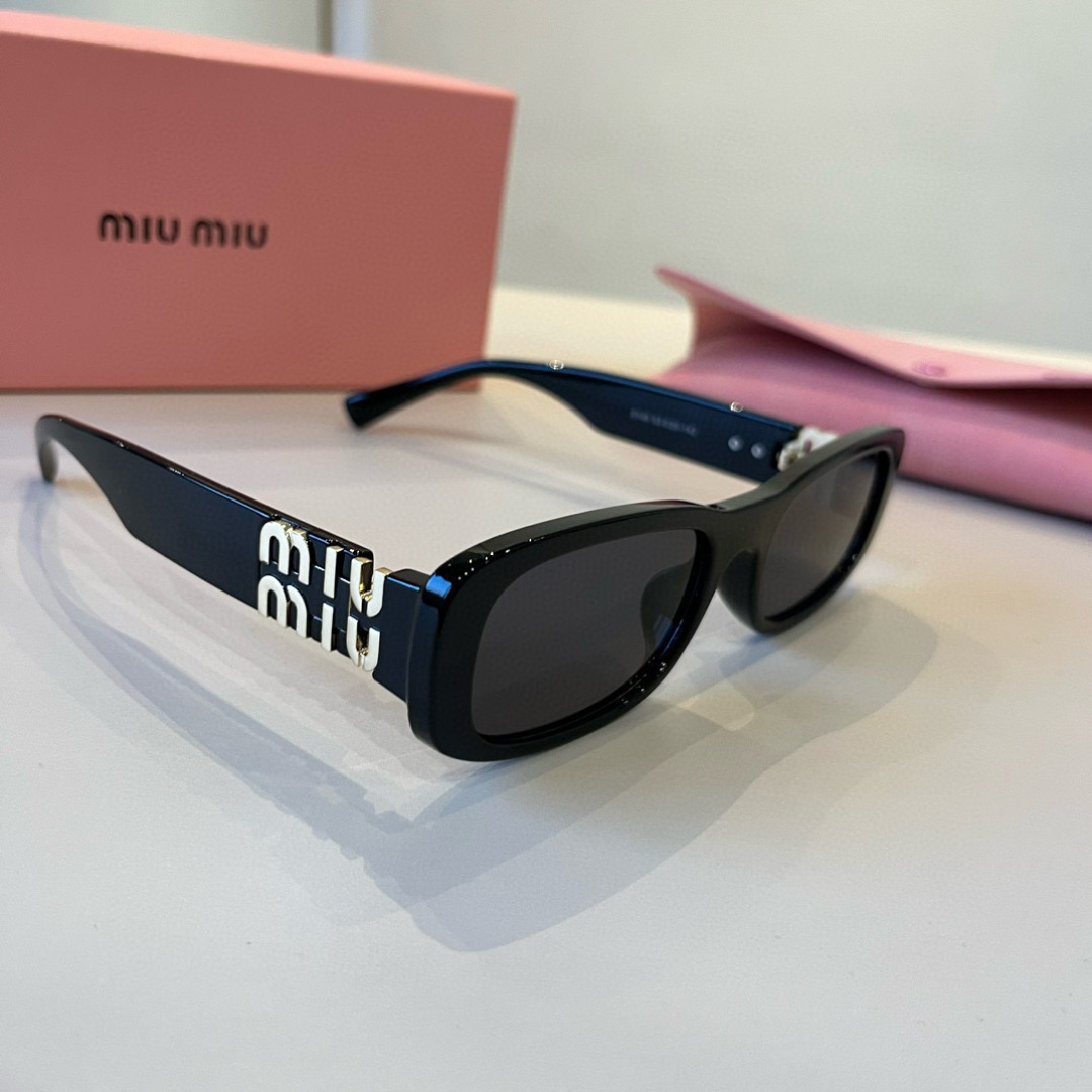 Солнцезащитные очки Miu Miu
