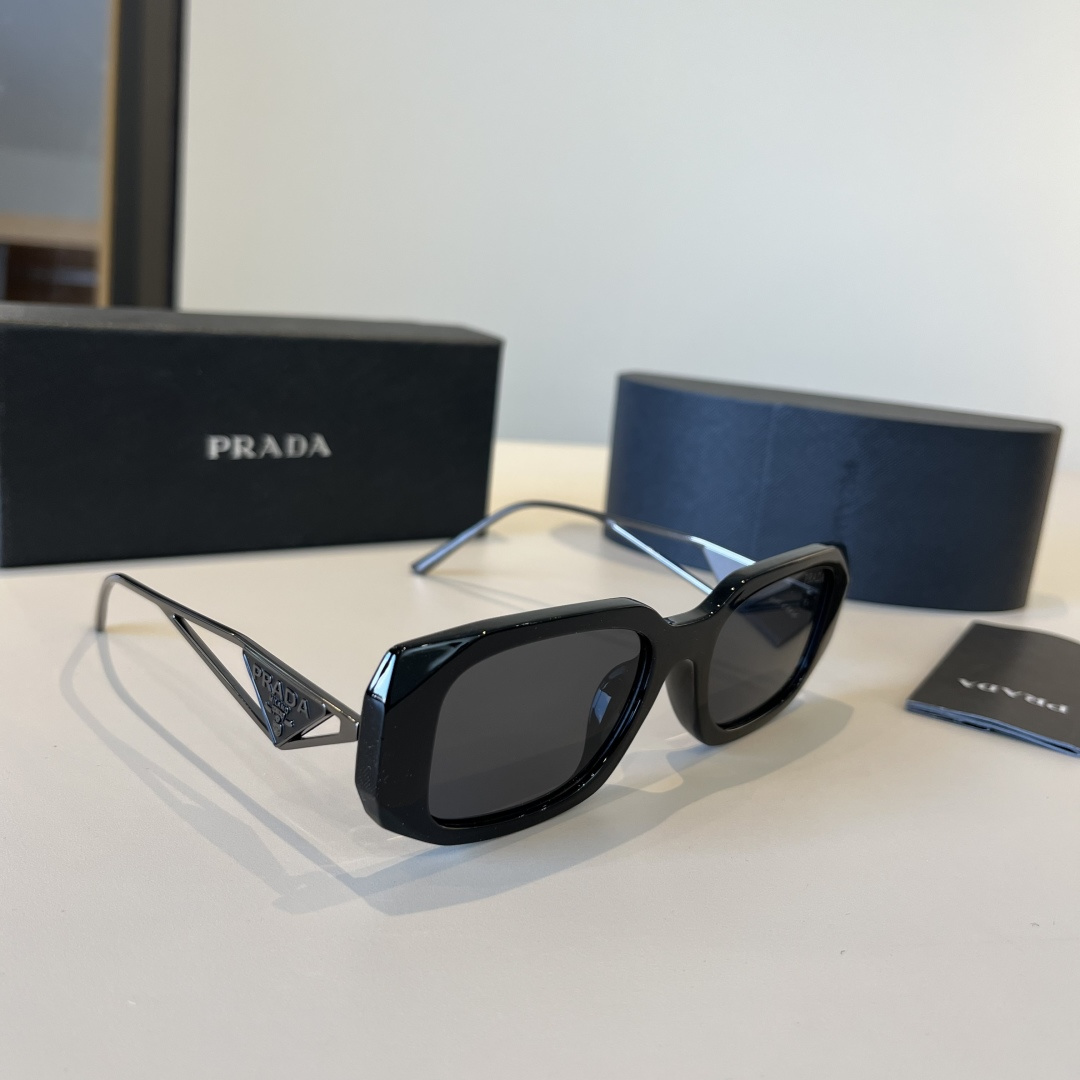 🉐️130🉐️
🉐️rada 普拉达
镂空三角标墨镜
🉐️RADA女士 镂空三角标超酷墨镜太阳眼镜好价得
