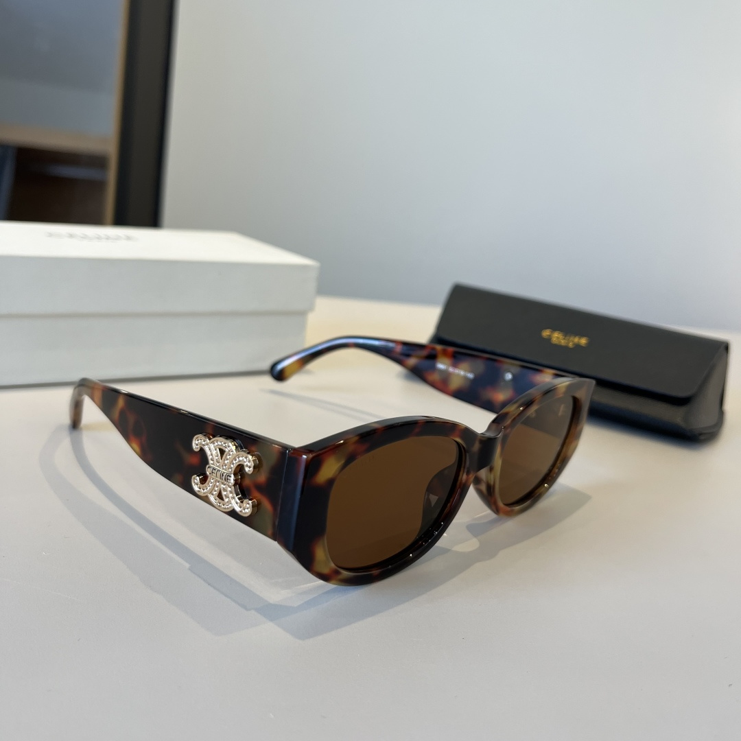 NO:766431,Batch Celine's new sunglasses Every summer, sunglasses will become a must-have accessory. In addition to protecting us from UV rays, they also play a role in 'beautifying'!  glasses, sunglasses, sunglasses, glasses, celine, celine19860909批 Celine赛琳 新款太阳镜 每到夏天,墨镜都会成为必备的饰品, 除了让我们紫外线的伤害,更多的是起到“修容”的作用！眼镜墨镜太阳镜,眼镜,celine,celine,glasses