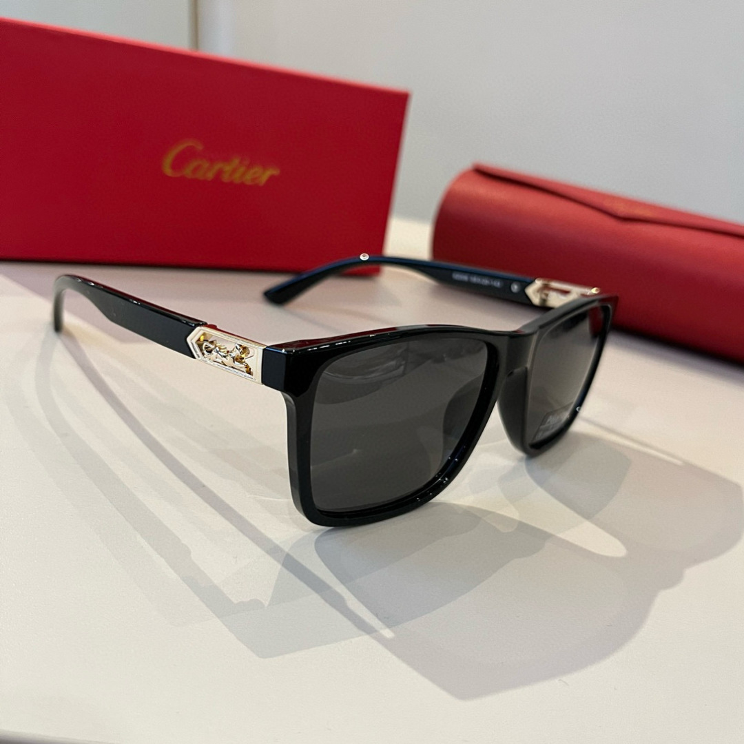 Солнцезащитные очки Cartier в черной оправе